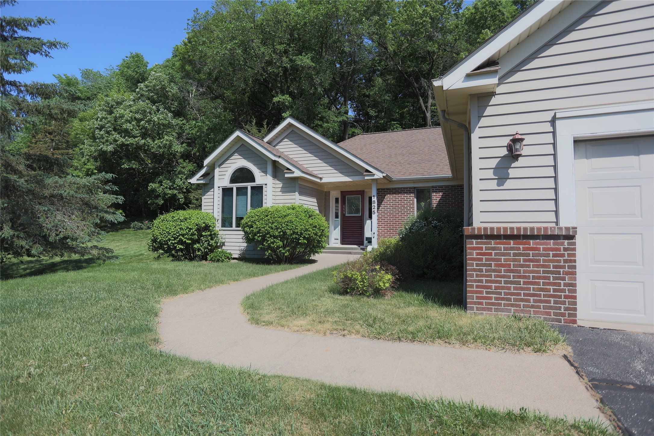 1825 Golf View Drive Property Photo 1