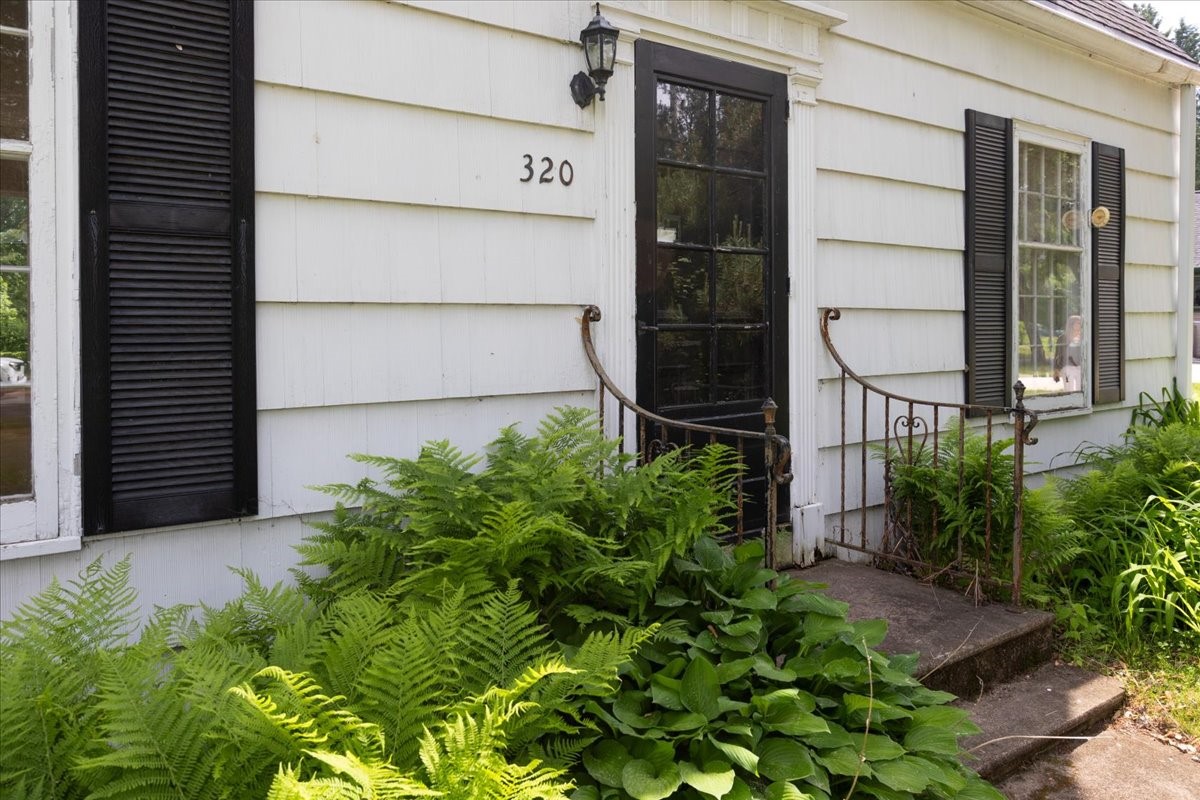 320 Elm Avenue W Property Photo 3