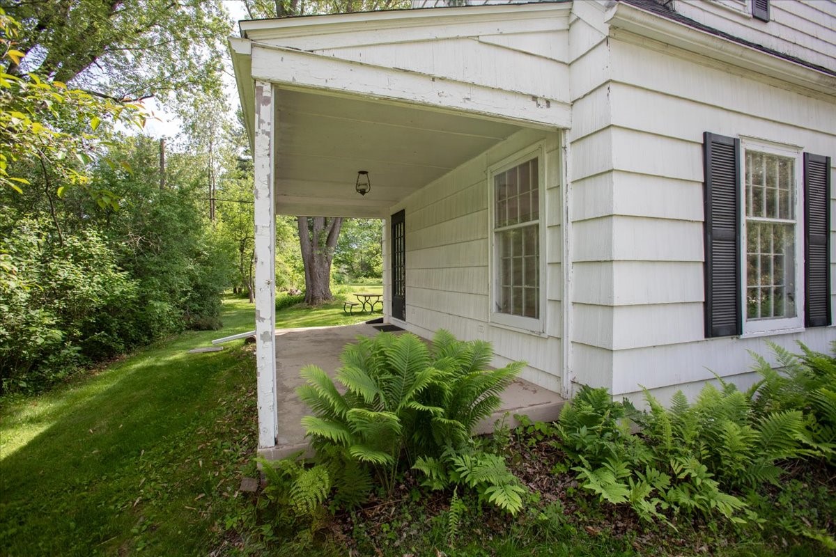 320 Elm Avenue W Property Photo 4