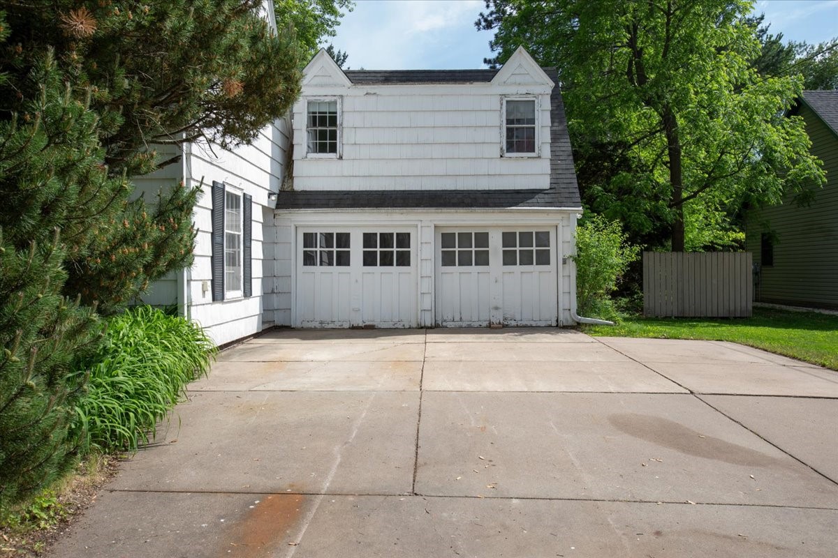 320 Elm Avenue W Property Photo 5