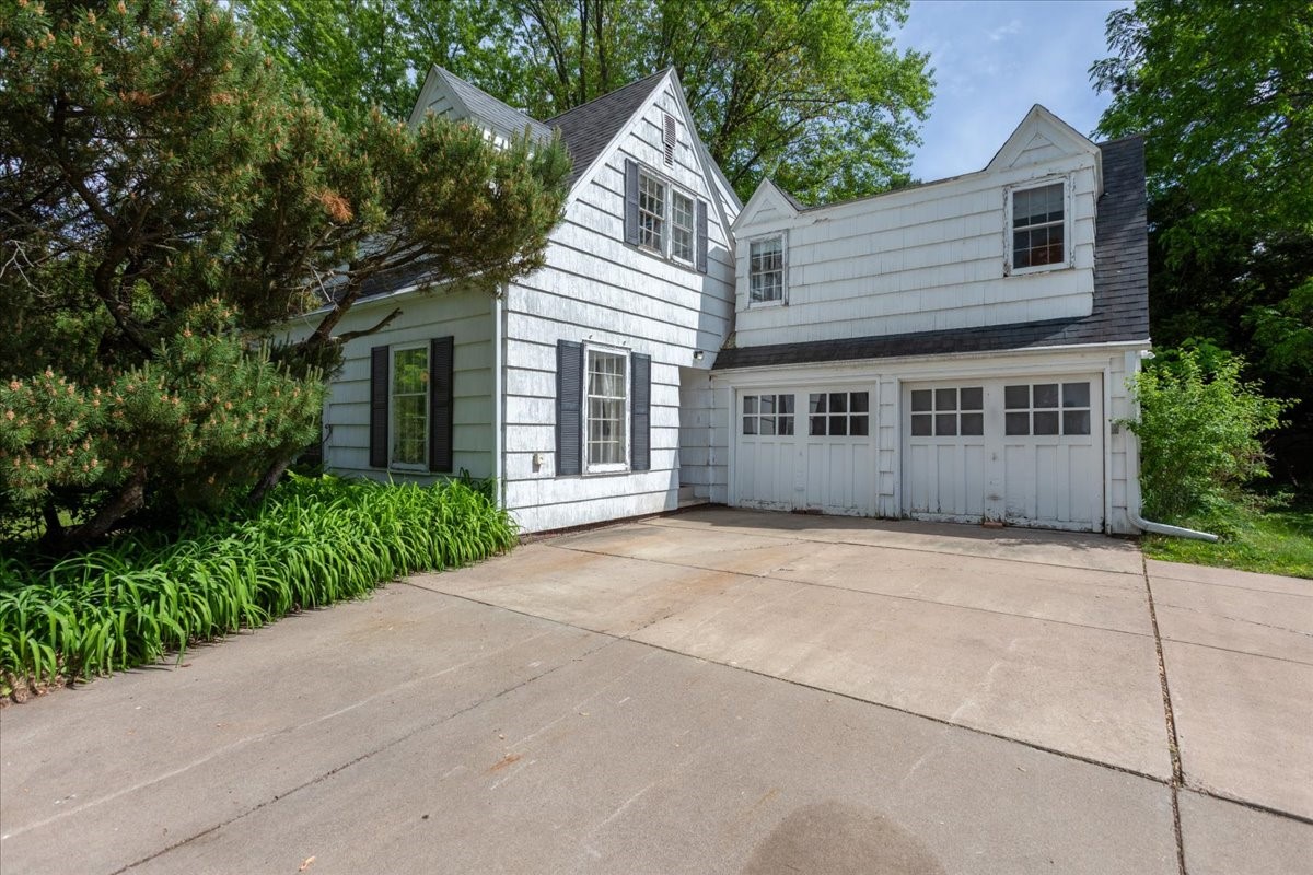 320 Elm Avenue W Property Photo 6