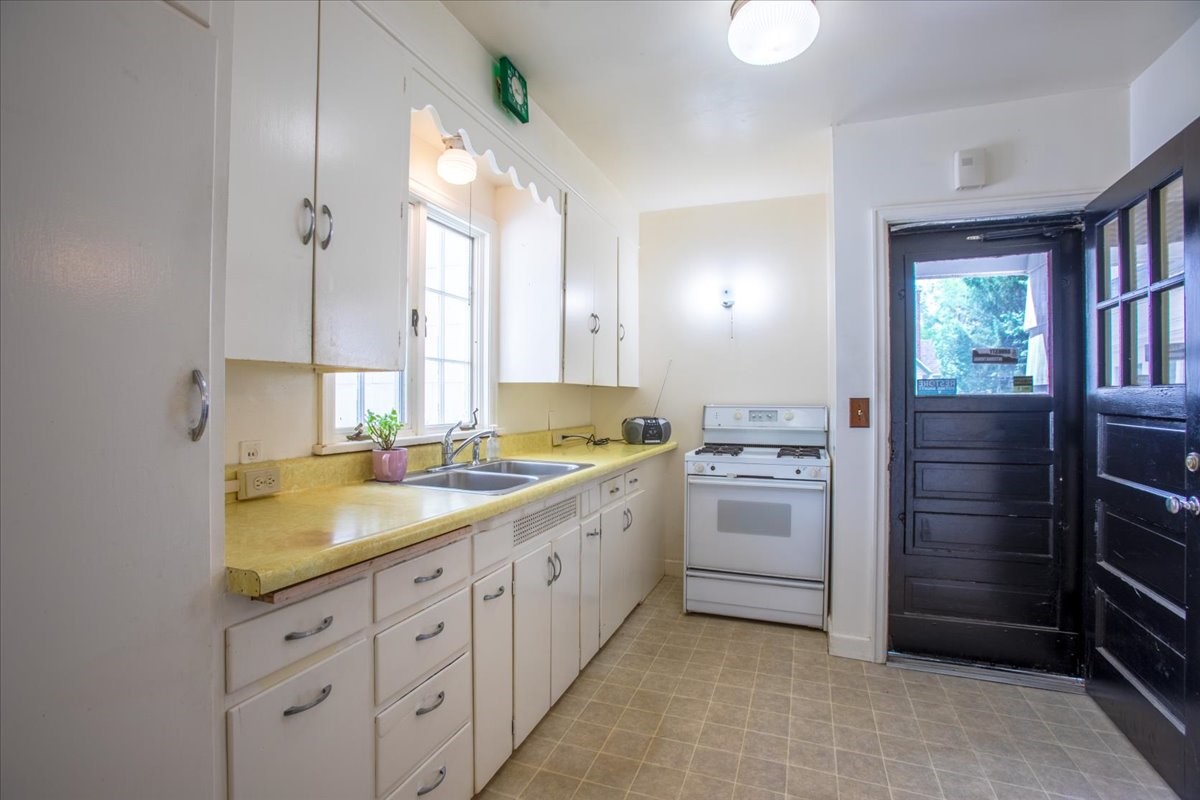 320 Elm Avenue W Property Photo 8