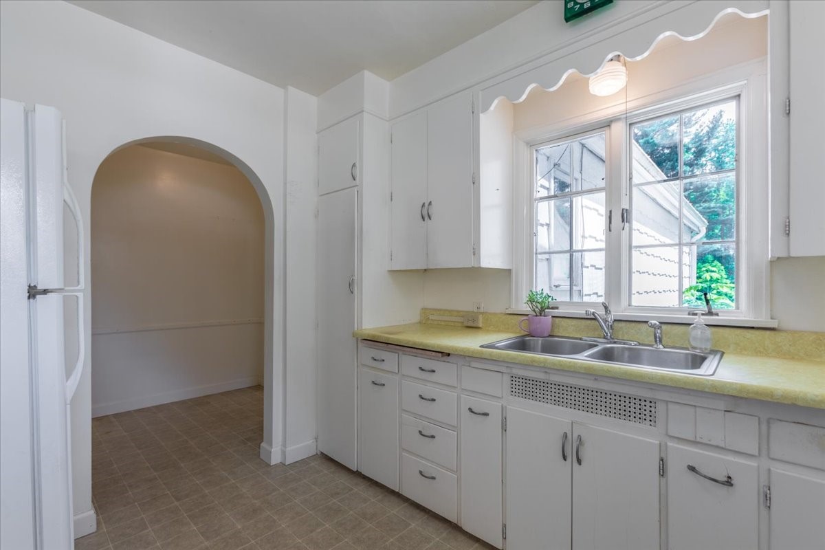 320 Elm Avenue W Property Photo 9