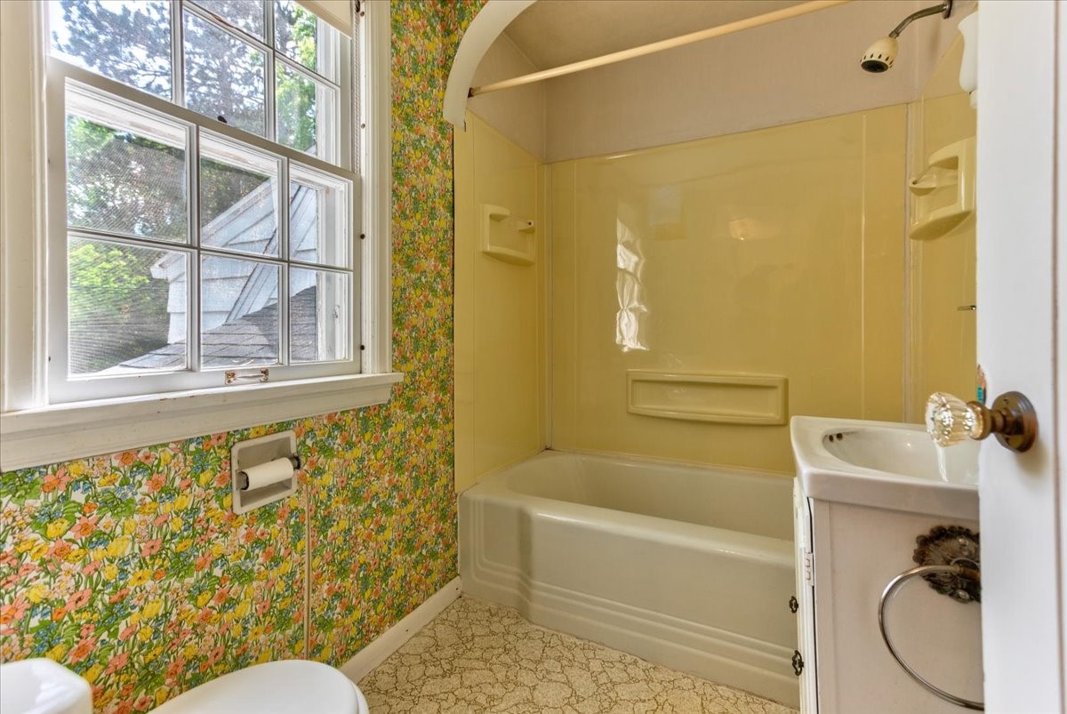 320 Elm Avenue W Property Photo 26