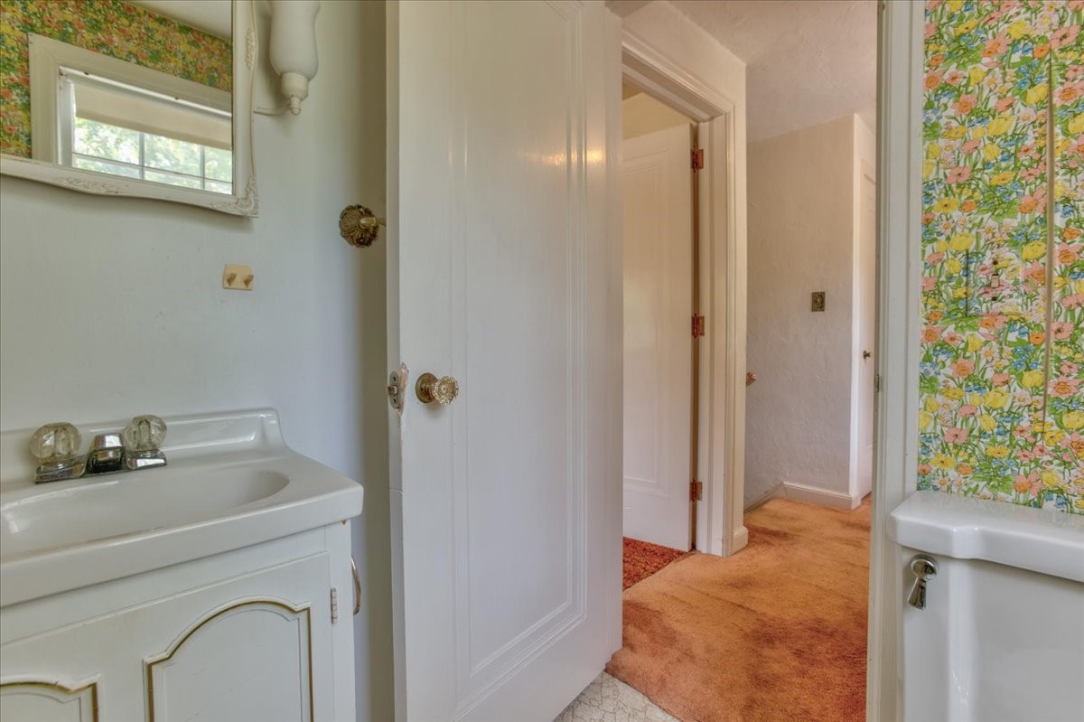 320 Elm Avenue W Property Photo 27