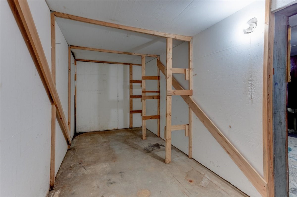 320 Elm Avenue W Property Photo 35