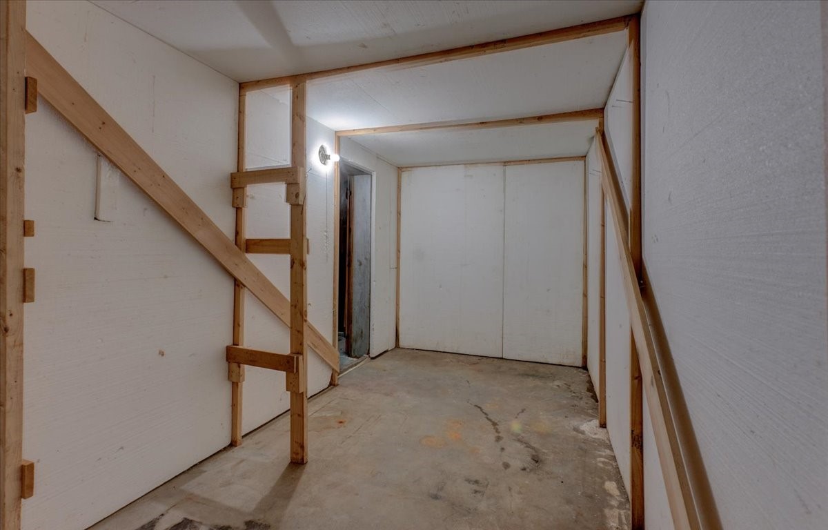 320 Elm Avenue W Property Photo 36