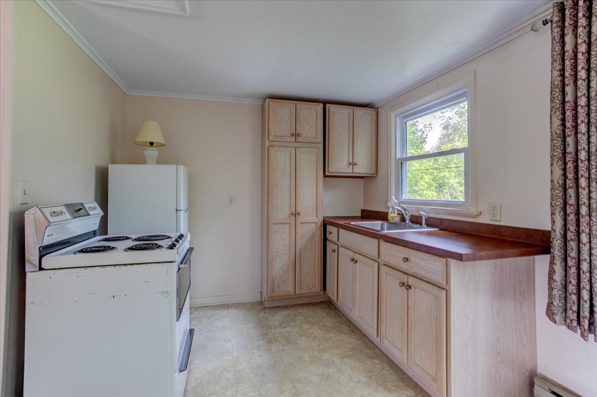 320 Elm Avenue W Property Photo 37