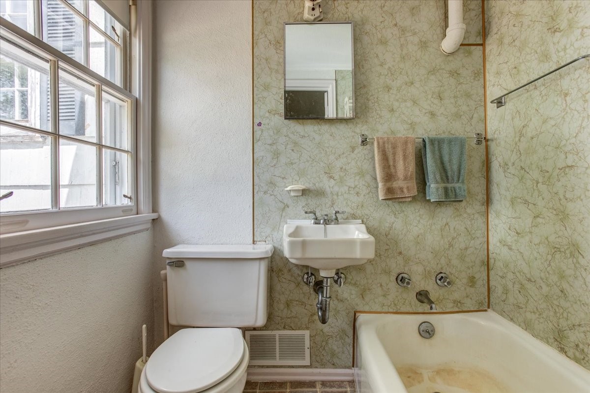 320 Elm Avenue W Property Photo 40