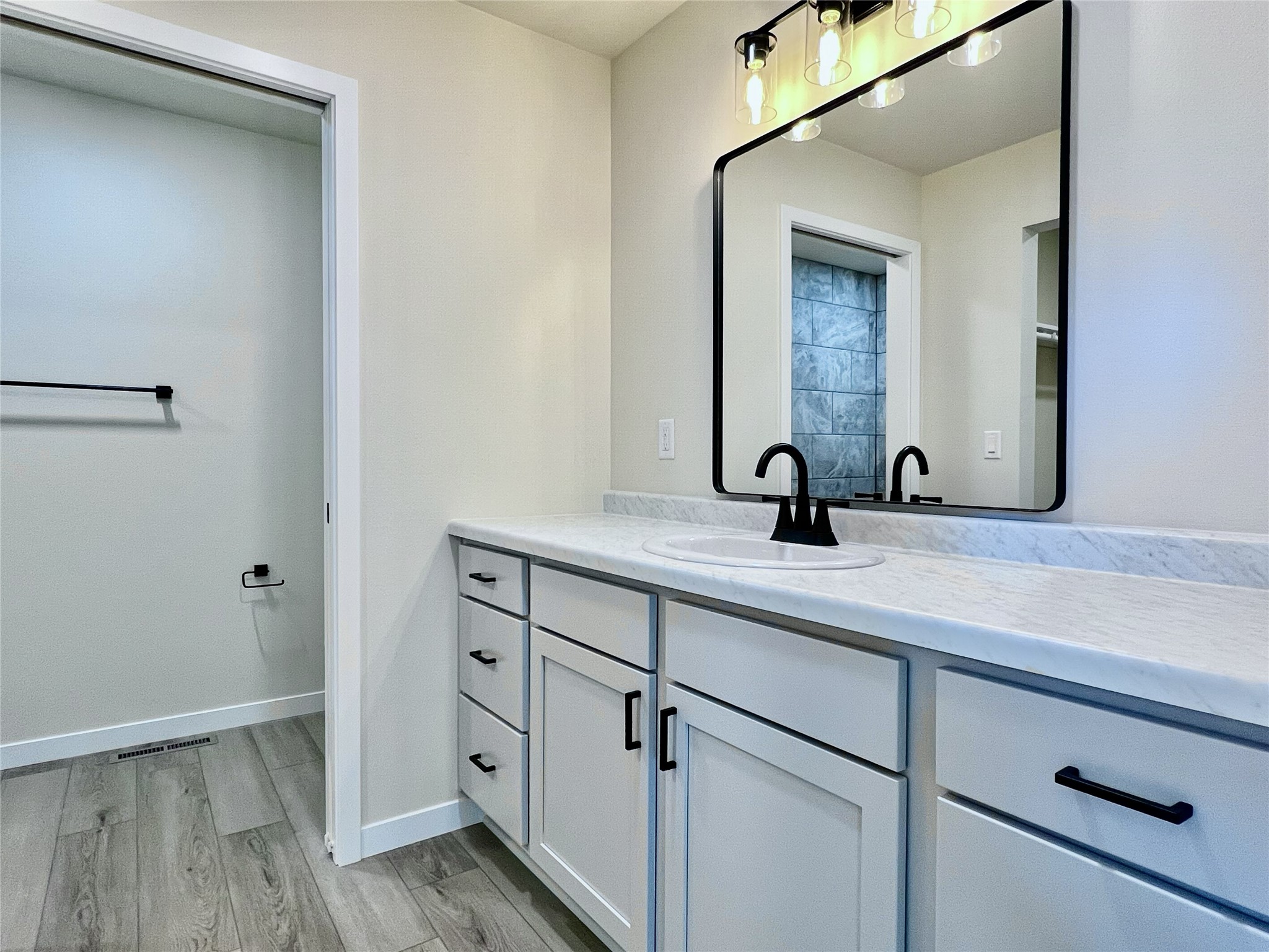 1347 Knapp Street Property Photo 18