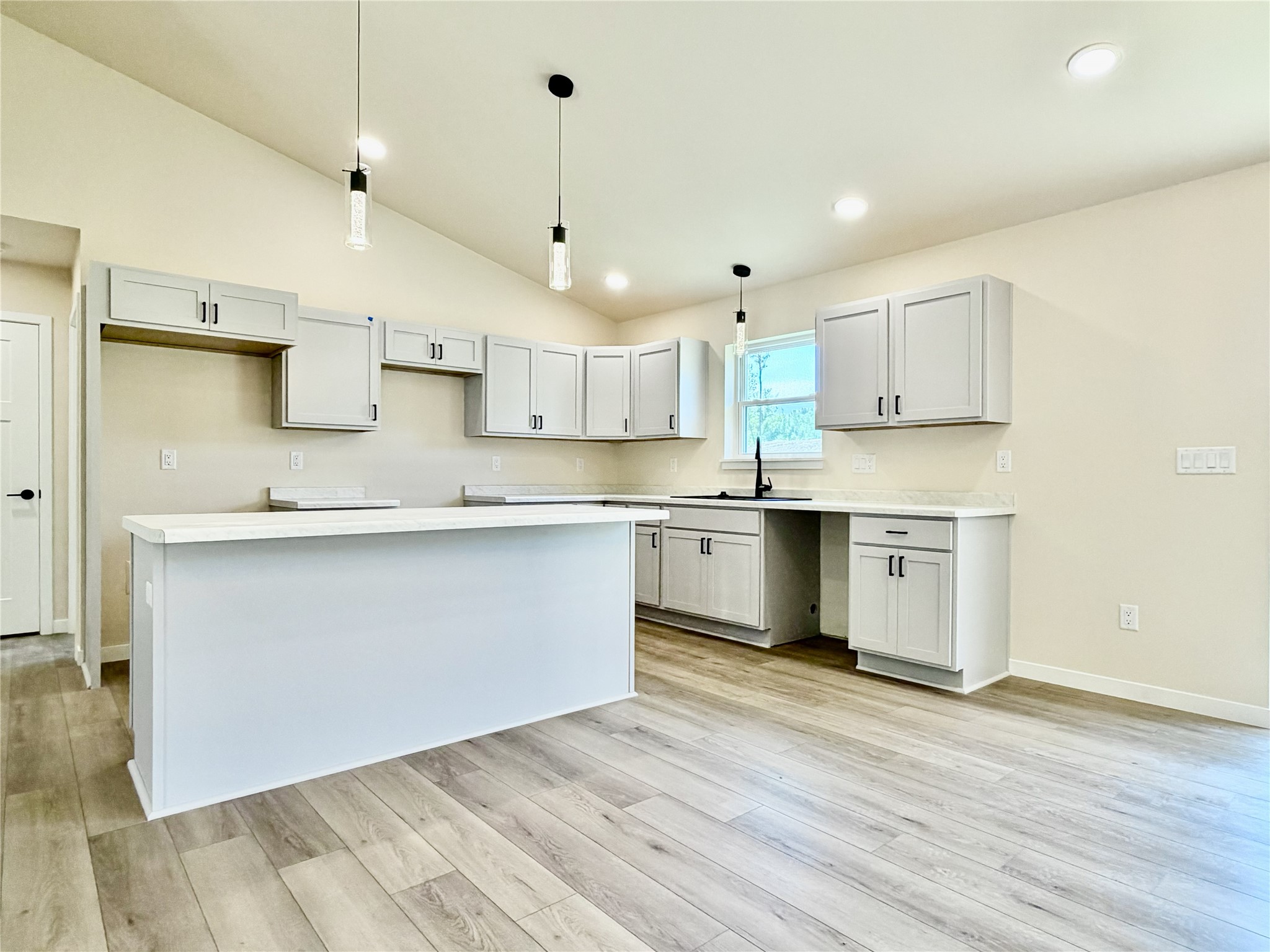 1351 Knapp Street Property Photo 12