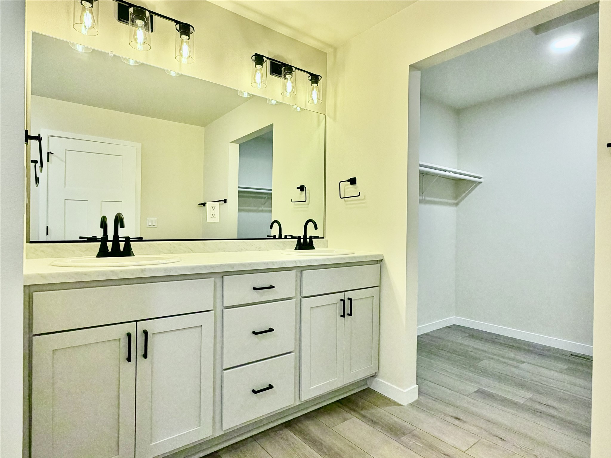 1351 Knapp Street Property Photo 18