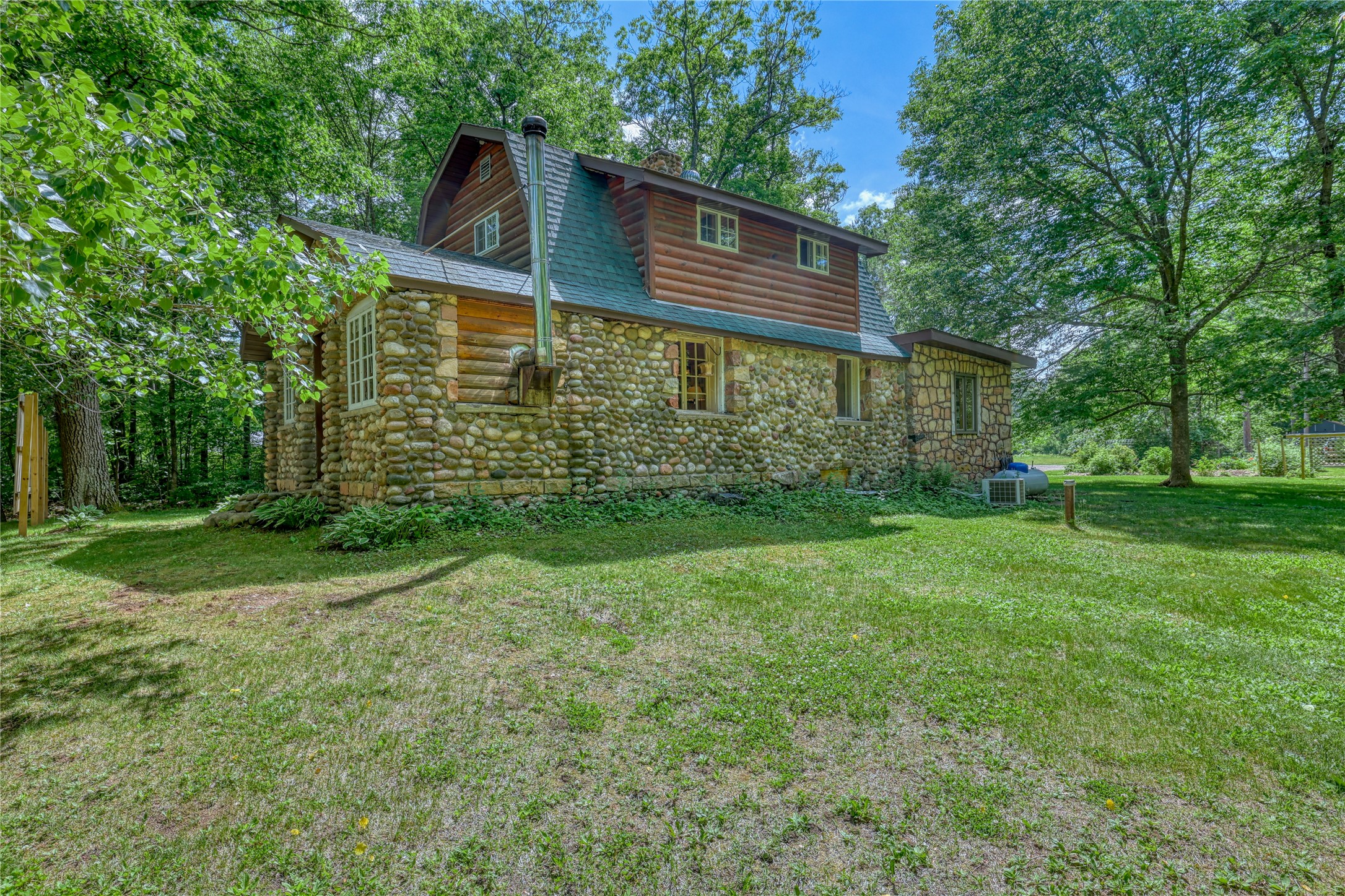 7709 N Lake Avenue Property Photo 5