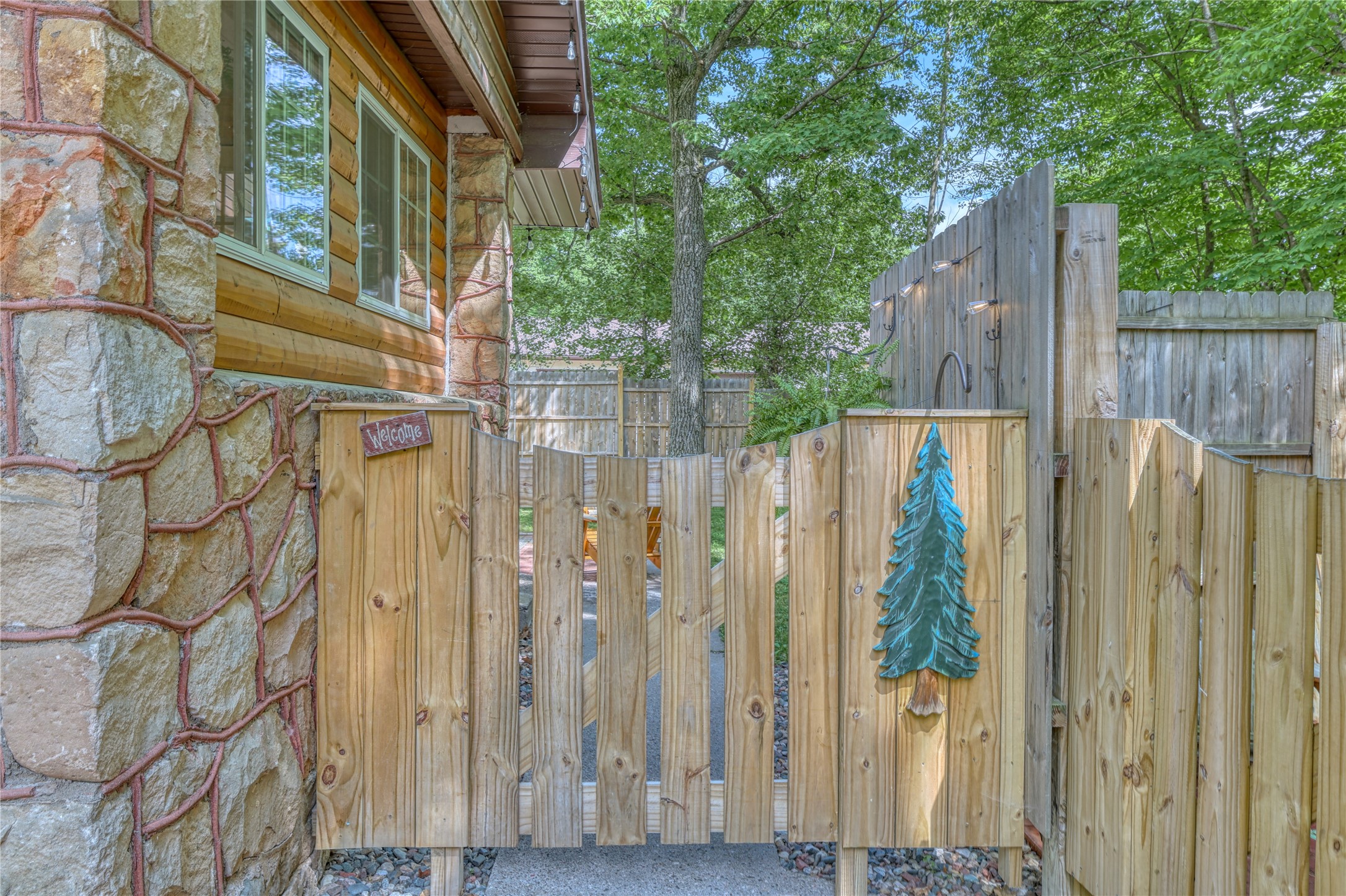 7709 N Lake Avenue Property Photo 9
