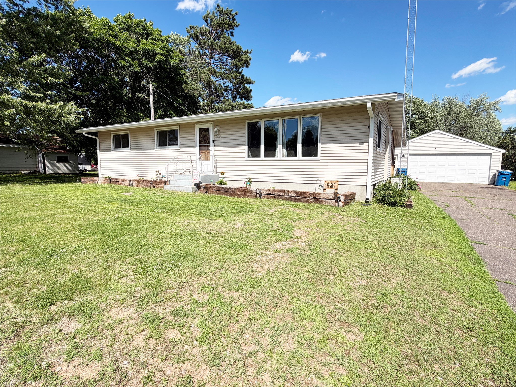 821 Manwaring Avenue Property Photo 1