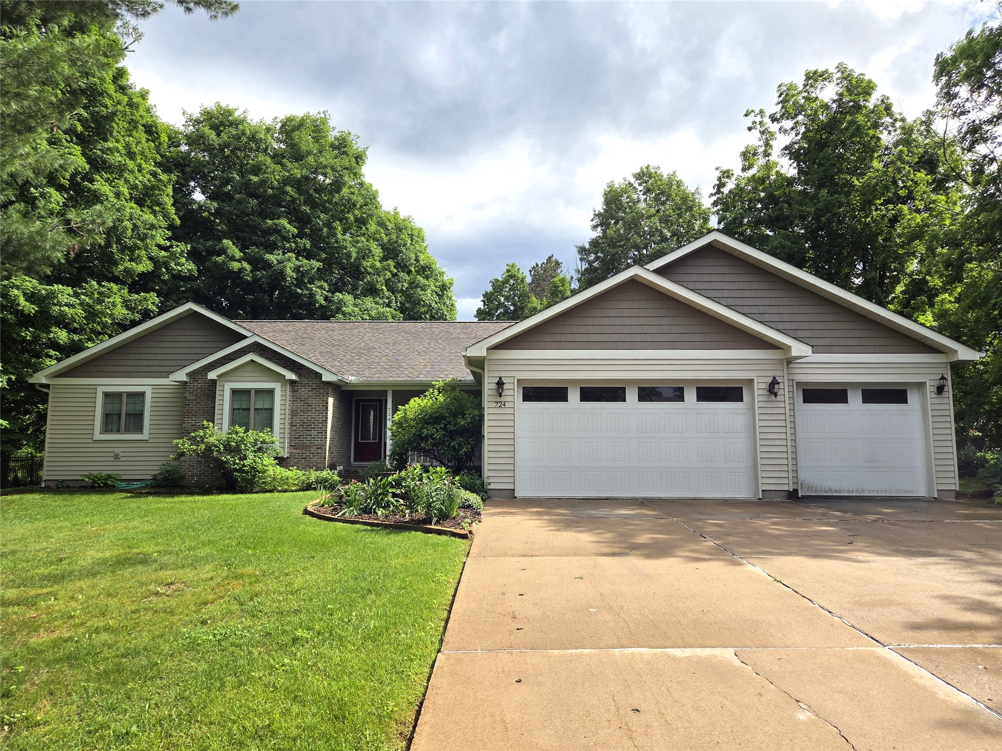 724 Pine Place Property Photo 1