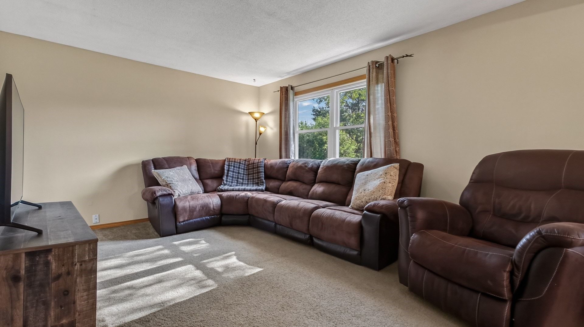 815 Woodside Drive Property Photo 3
