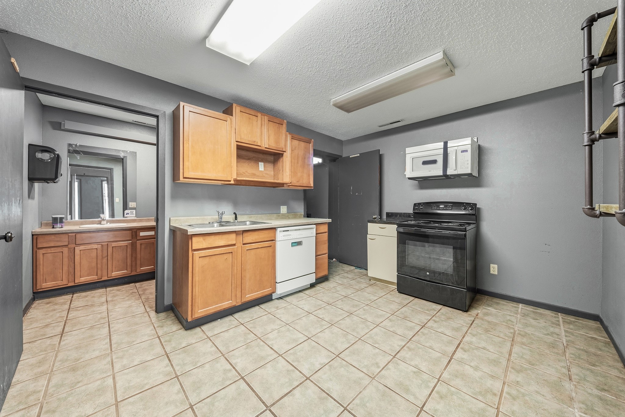 15 E Walnut Street Property Photo 11