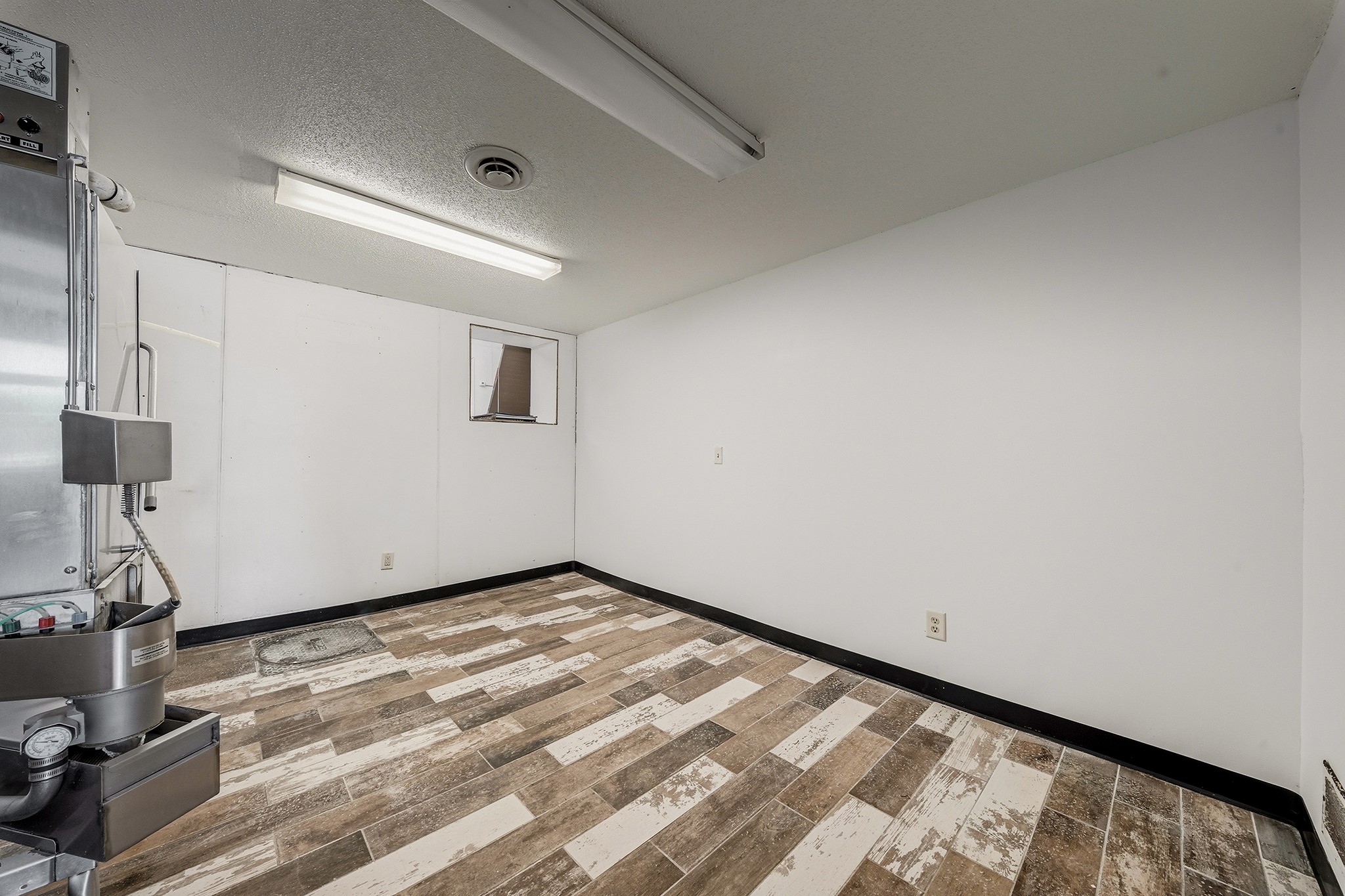 15 E Walnut Street Property Photo 16