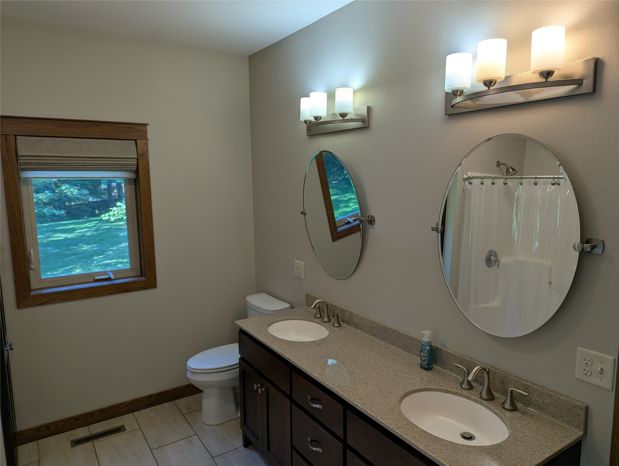 5437 Benjamin Street Property Photo 12