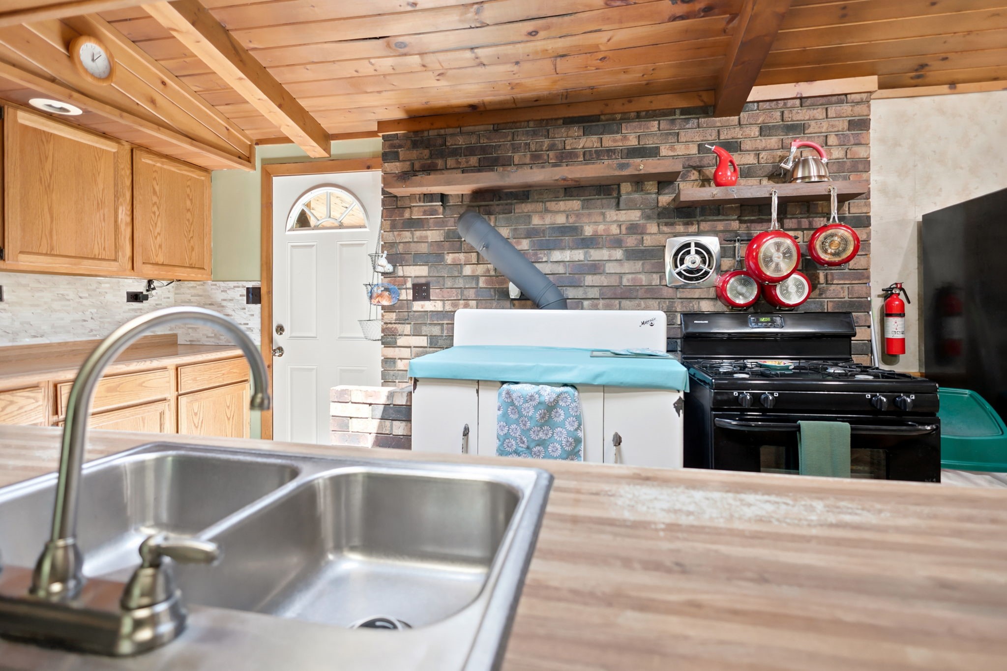 8998 N River Road Property Photo 11
