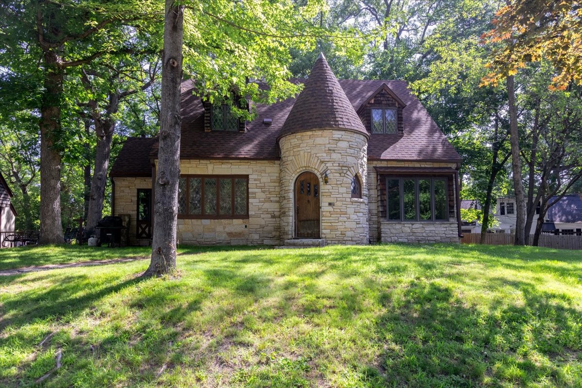 910 Oakwood Boulevard Property Photo 3