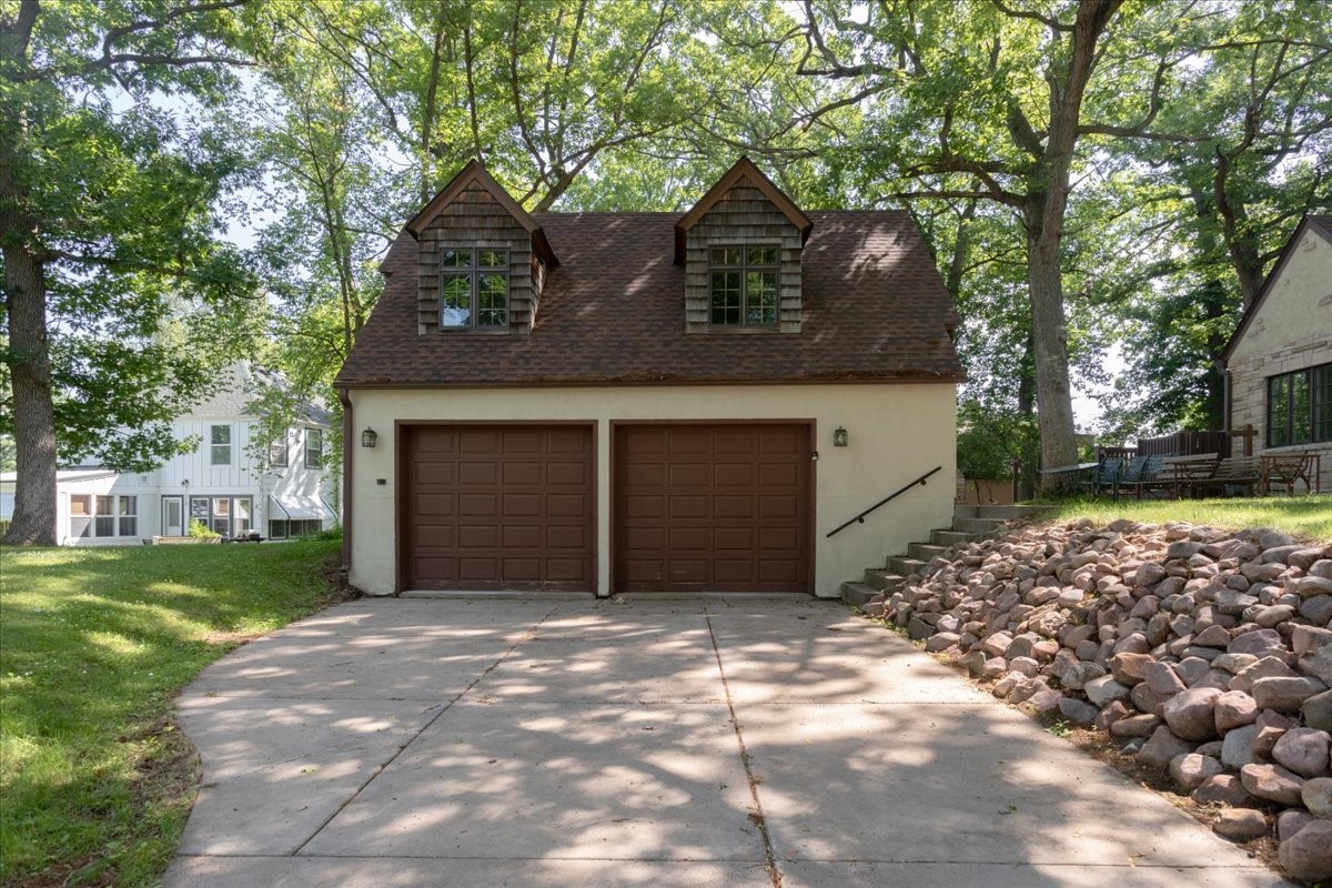 910 Oakwood Boulevard Property Photo 4