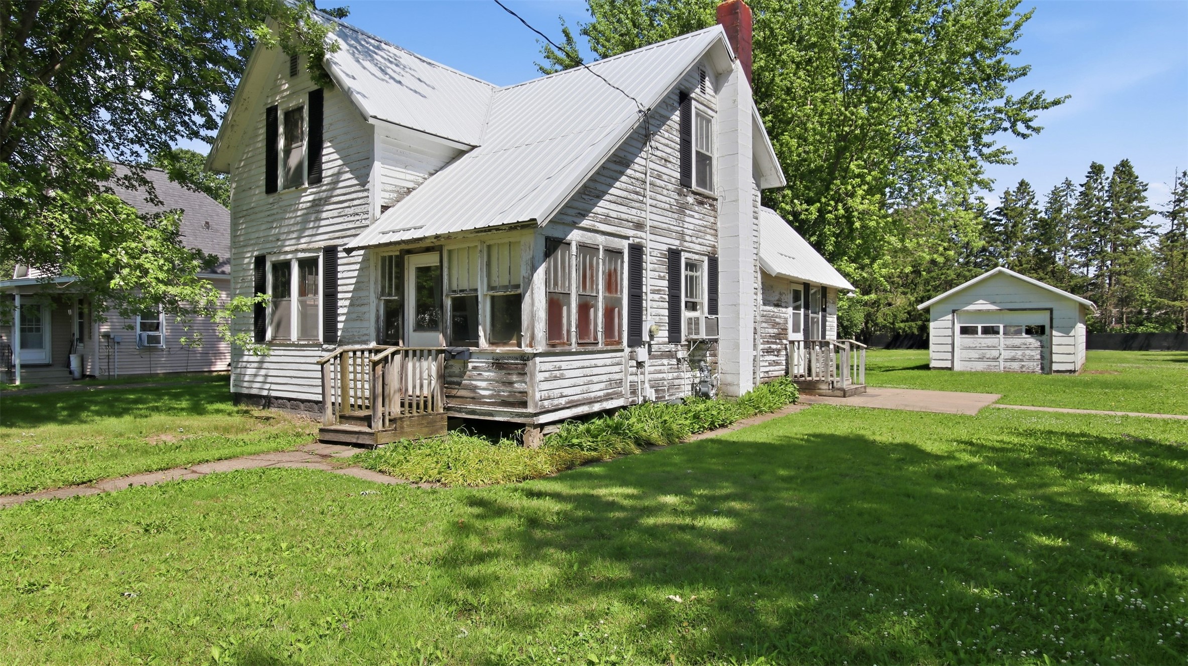 427 E River Avenue Property Photo 2