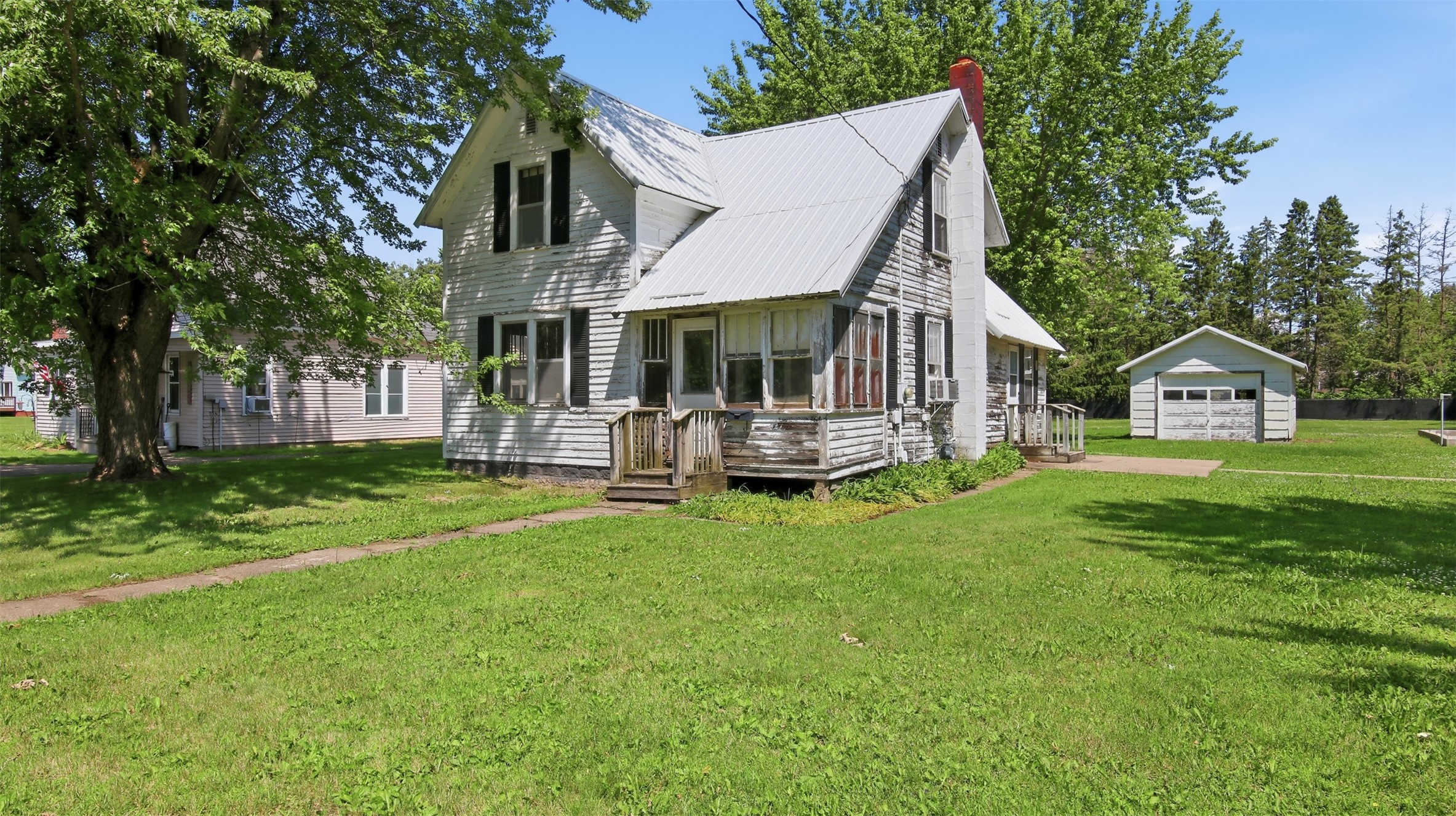 427 E River Avenue Property Photo 3