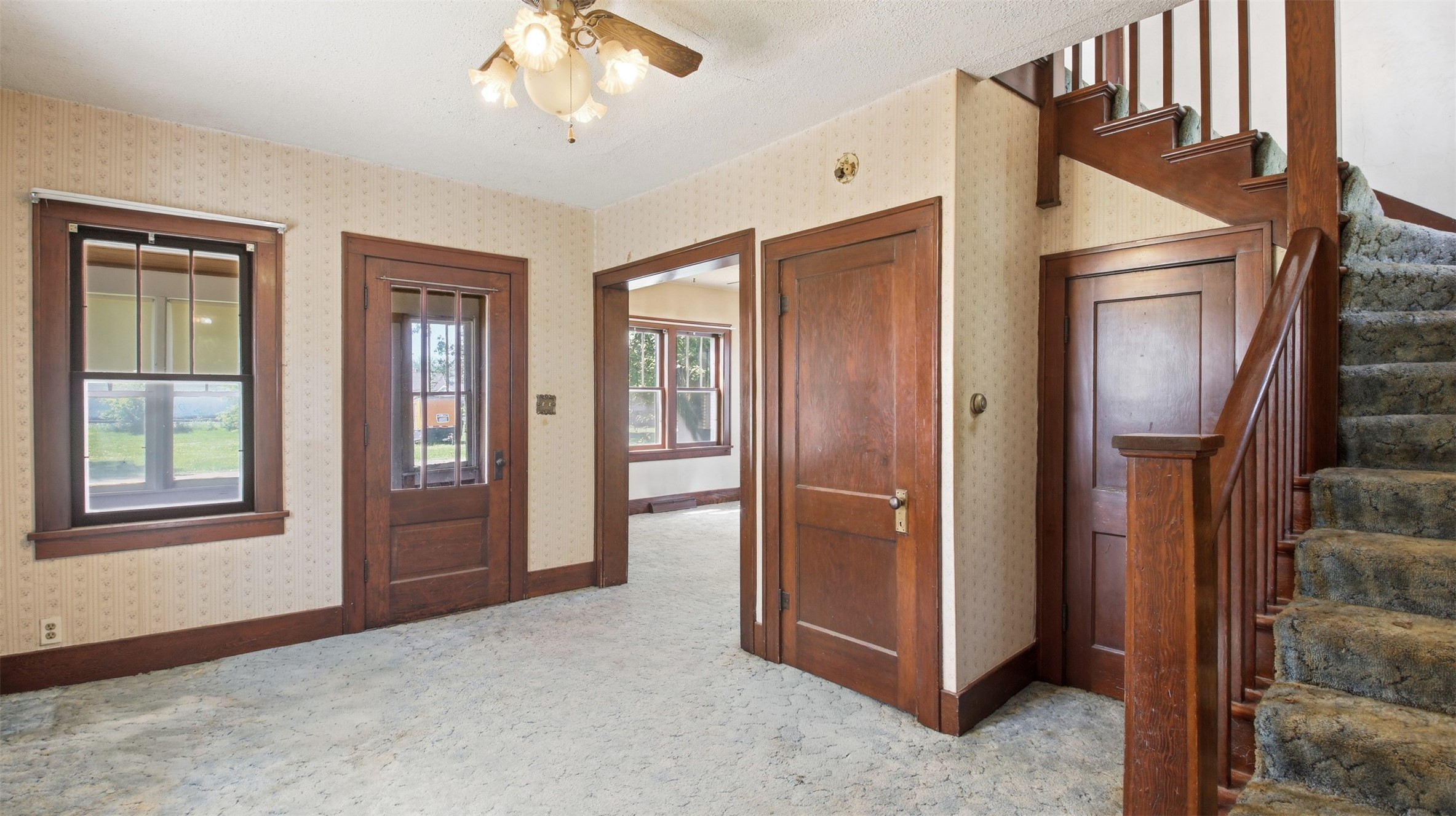427 E River Avenue Property Photo 4