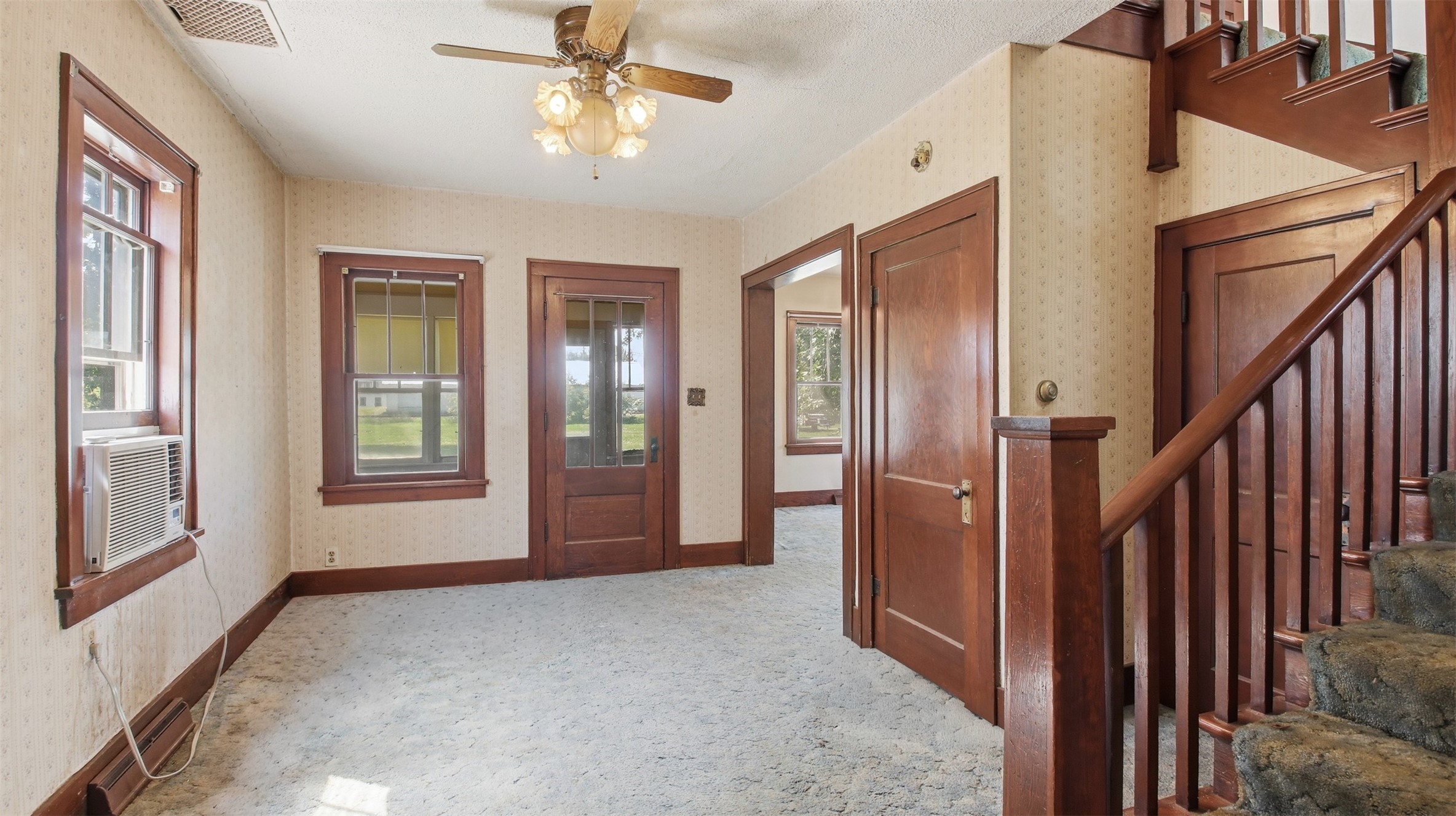 427 E River Avenue Property Photo 6