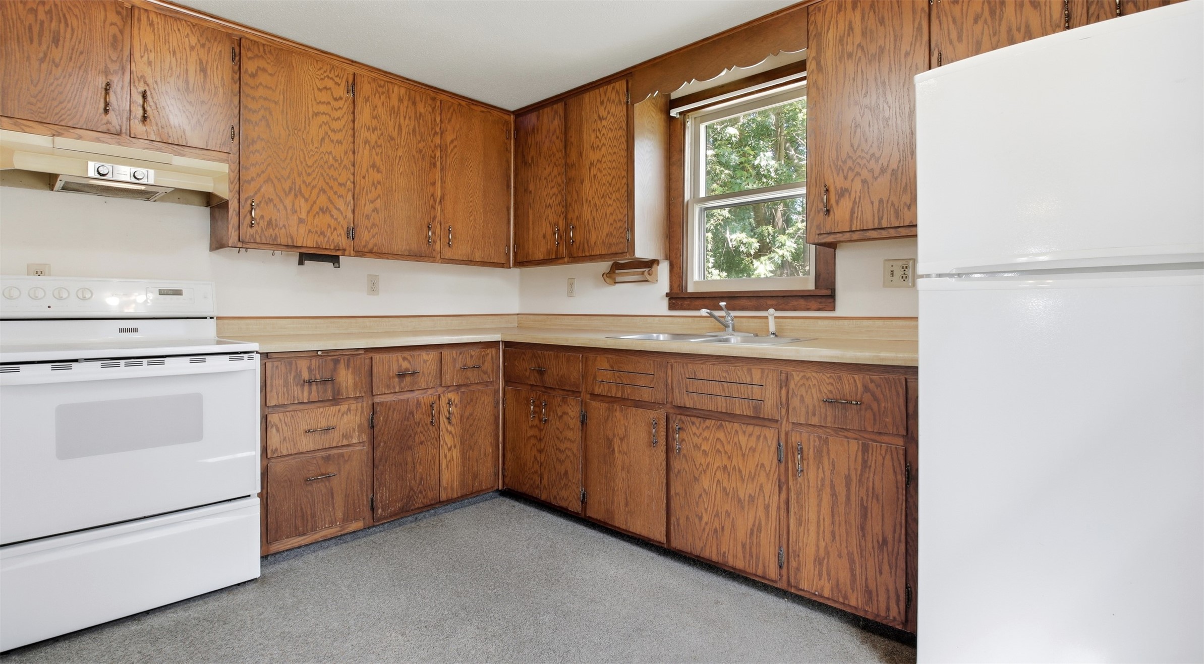 427 E River Avenue Property Photo 9
