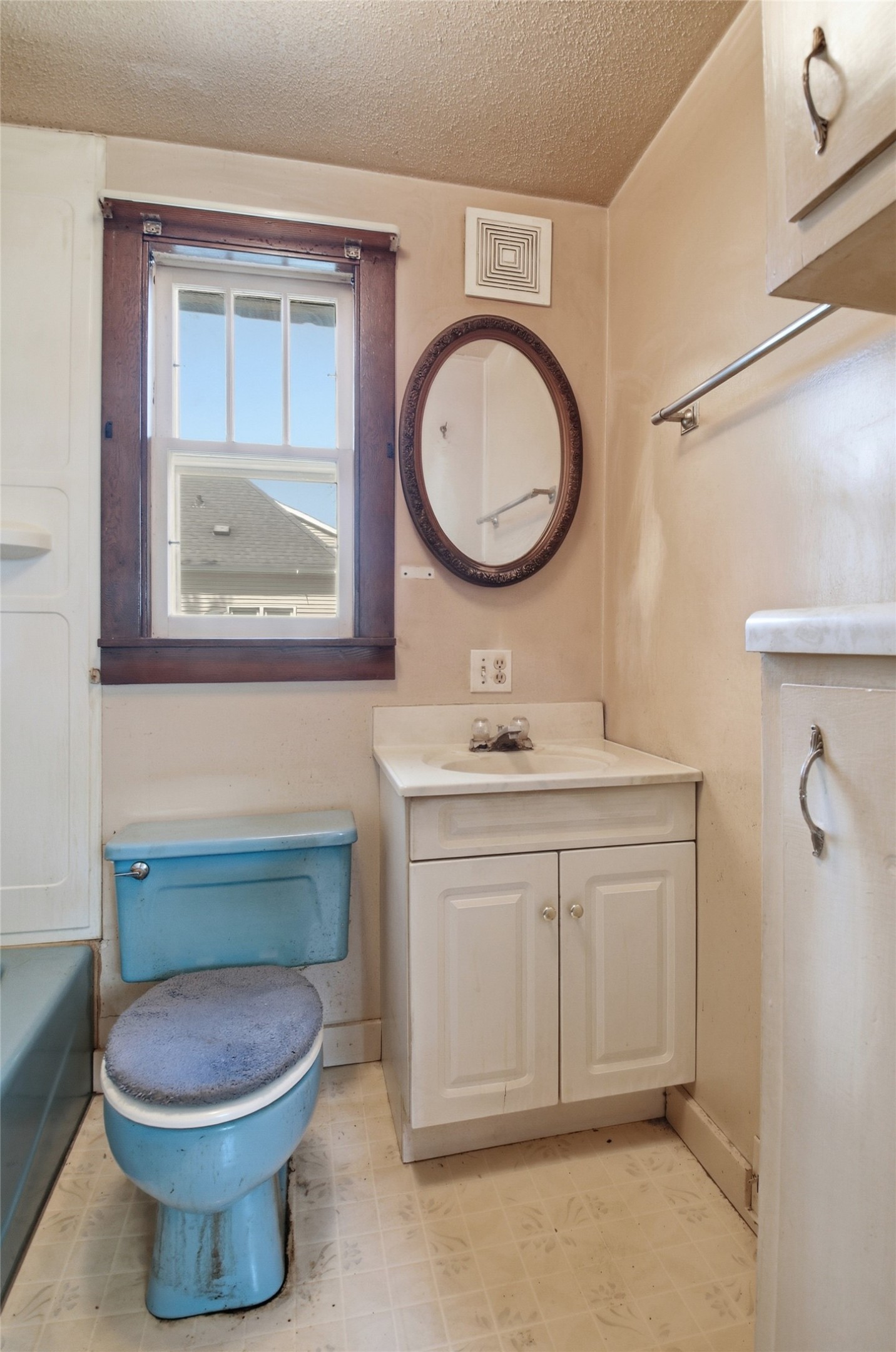 427 E River Avenue Property Photo 22
