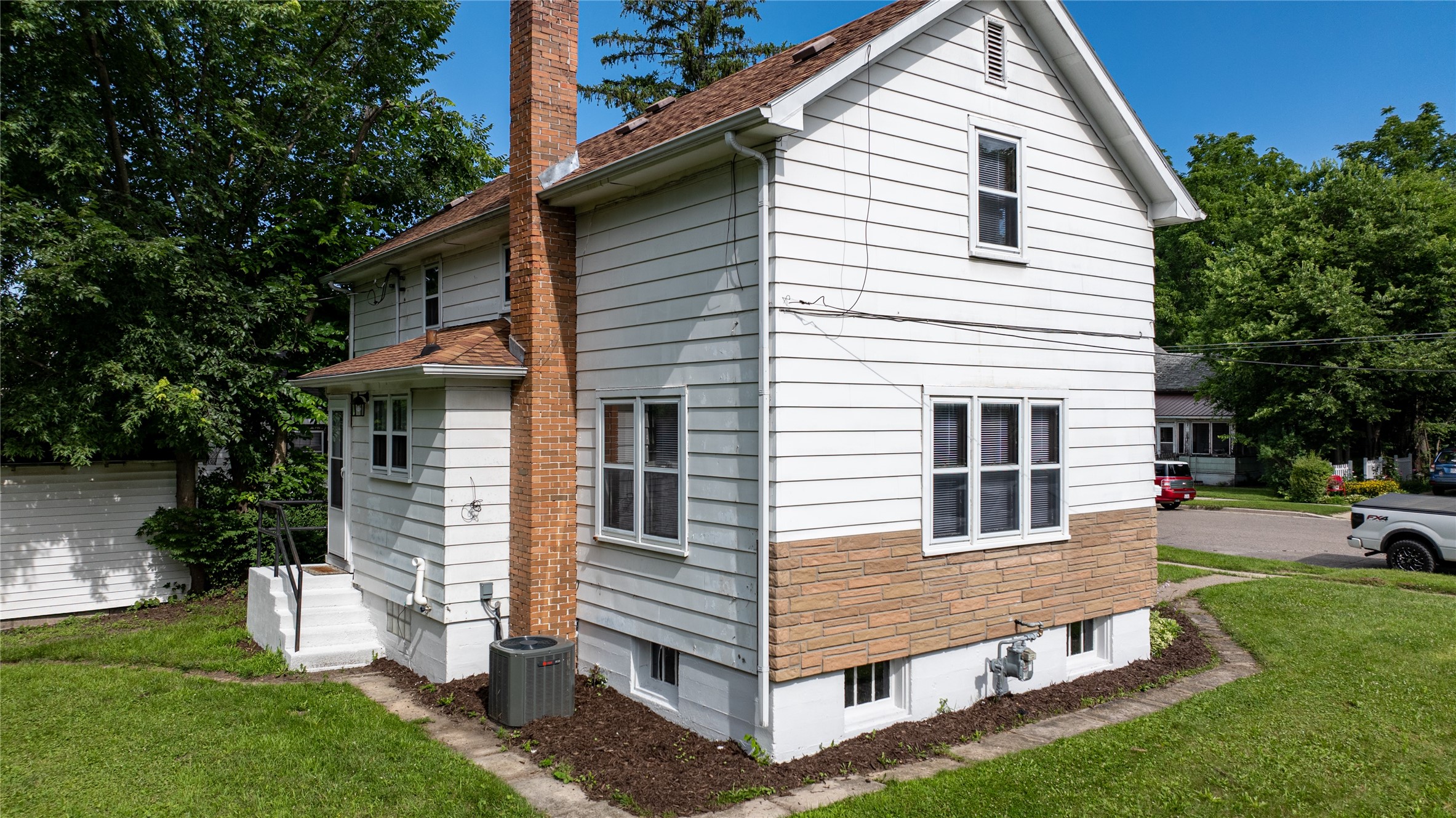 519 W Oak Street Property Photo 4