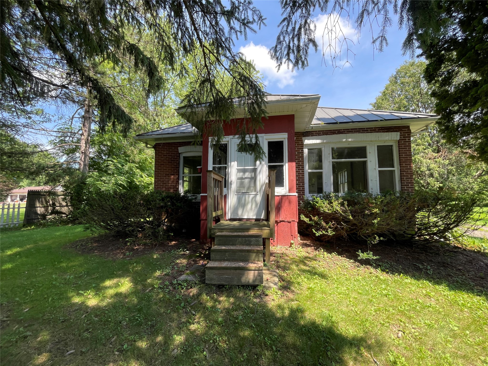 805 E Clover Street Property Photo 1