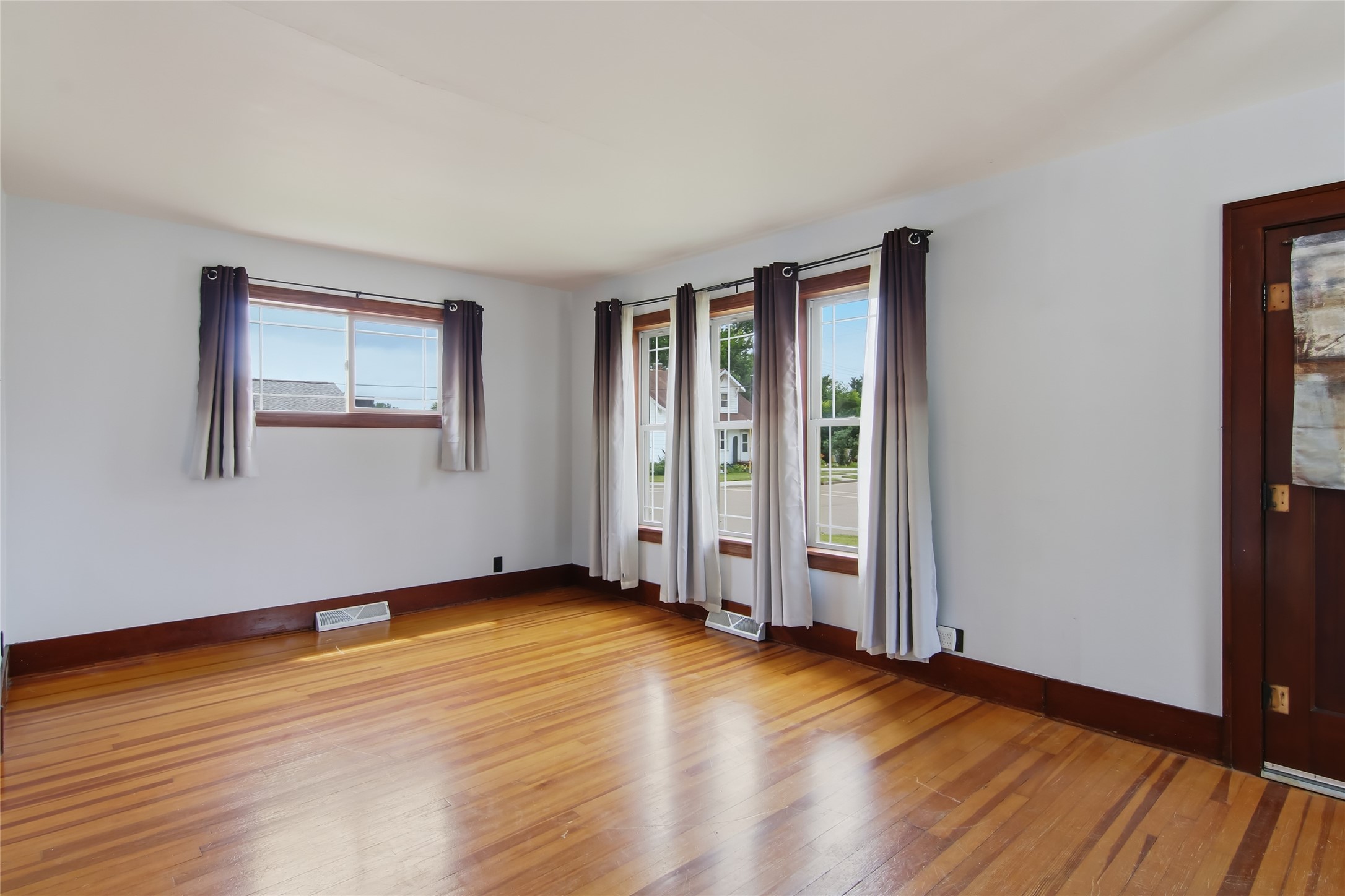 14006 Pine Street Property Photo 8