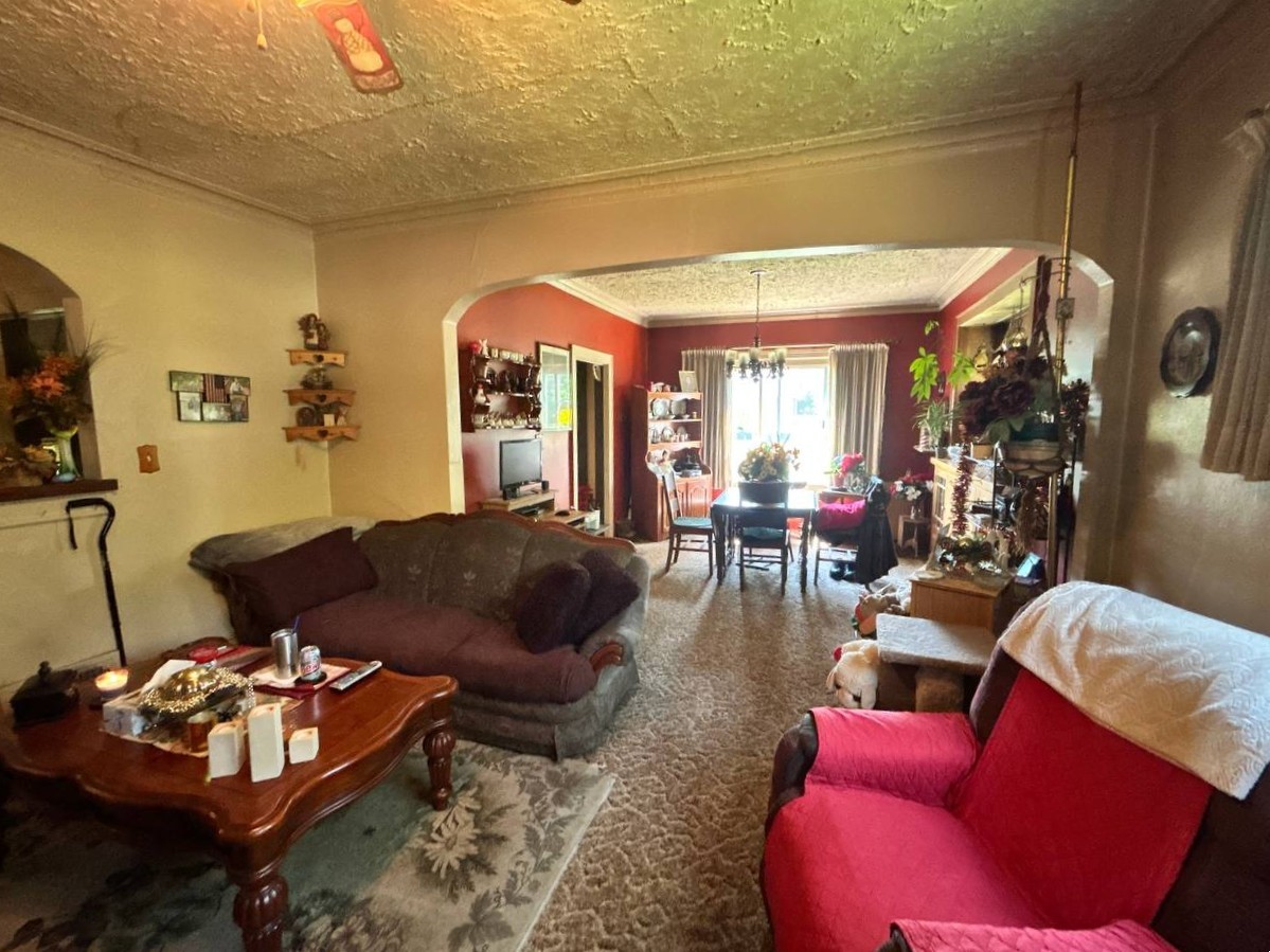 302 E 5th Street Property Photo 4