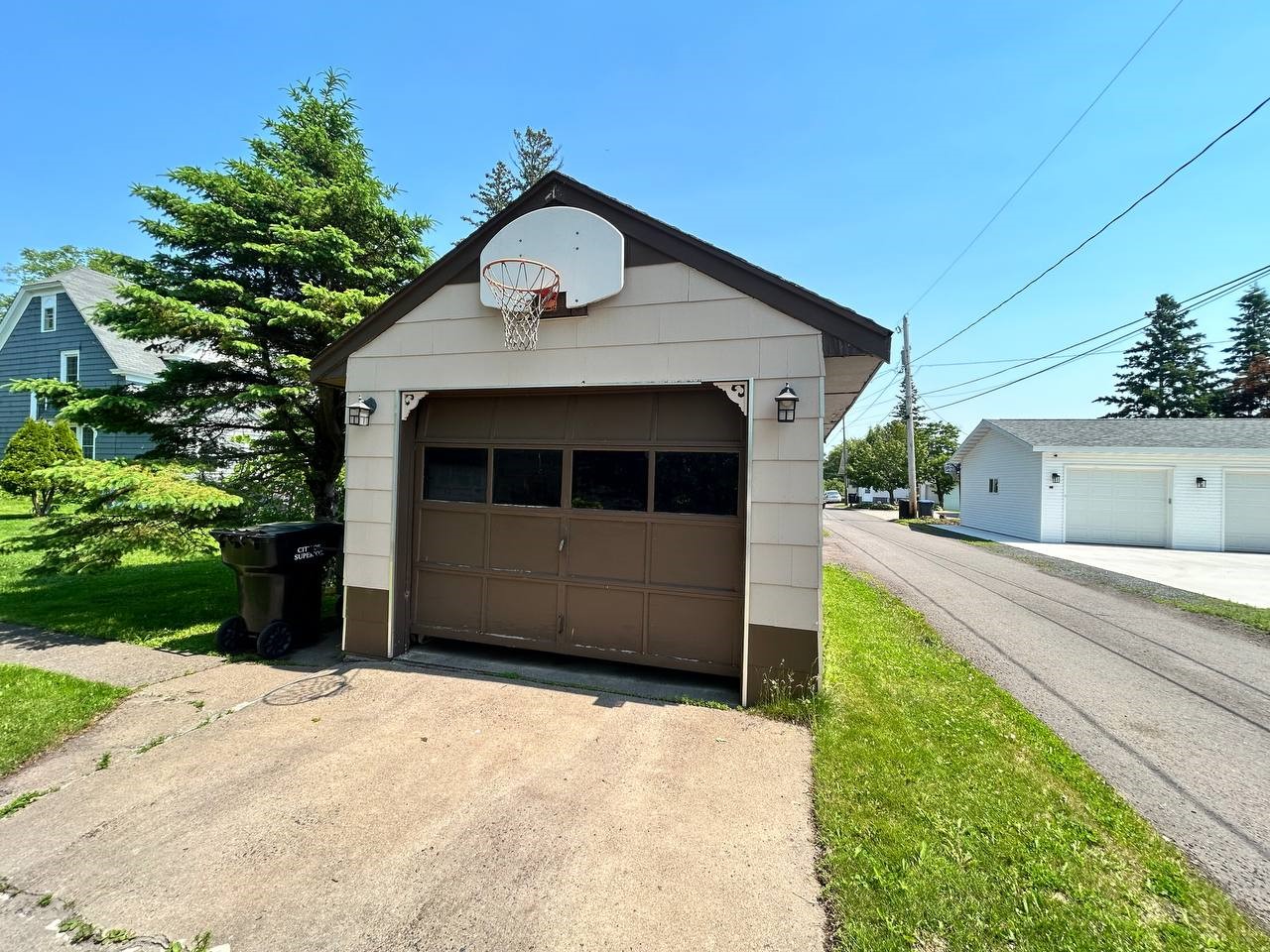 302 E 5th Street Property Photo 15