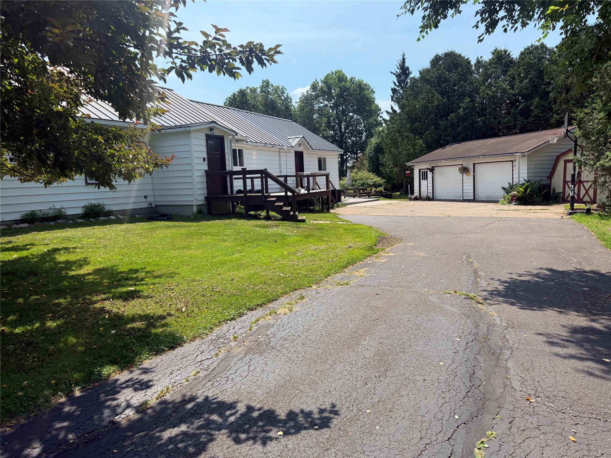 706 Lindoo Avenue E Property Photo 1