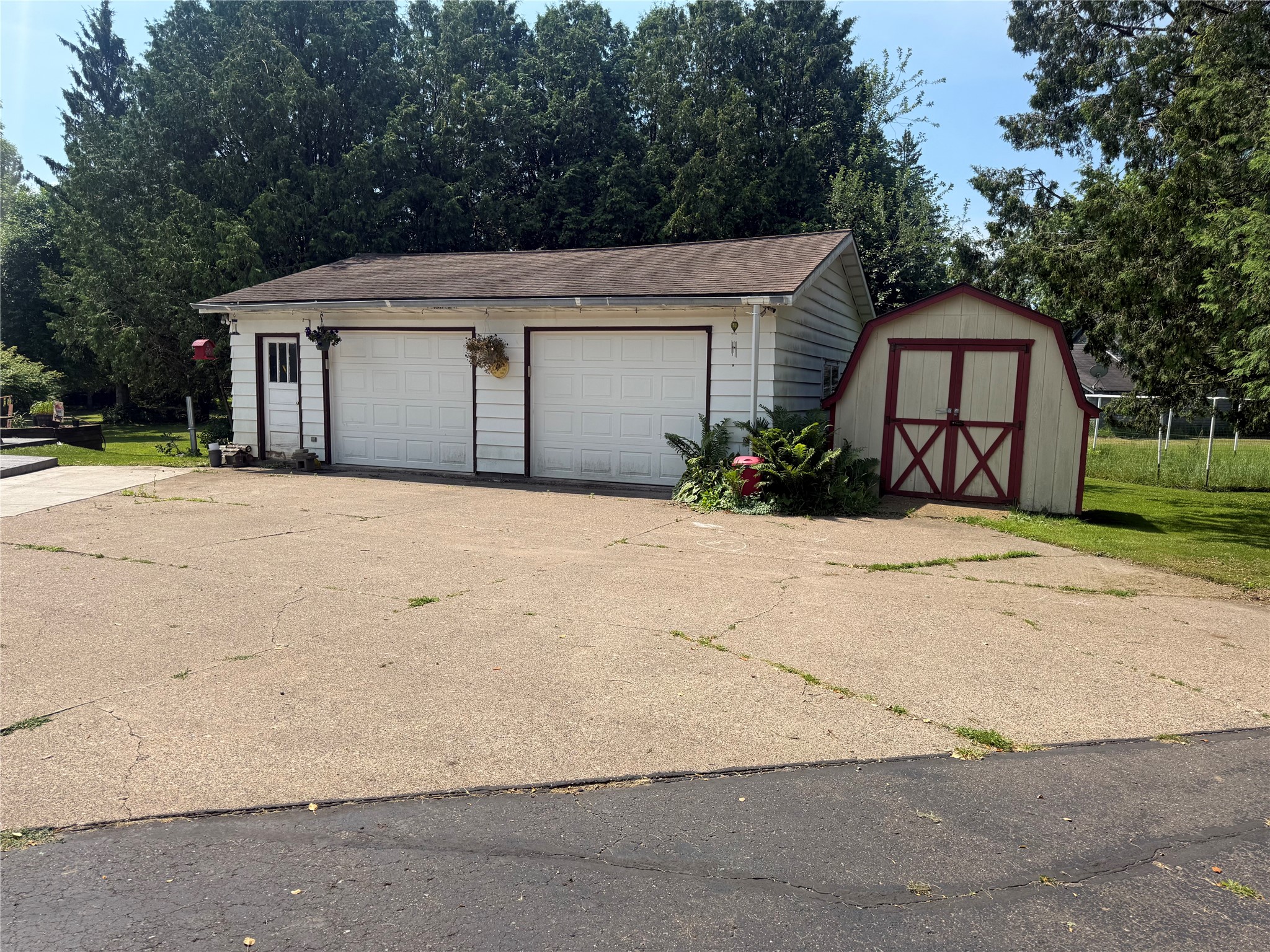 706 Lindoo Avenue E Property Photo 2