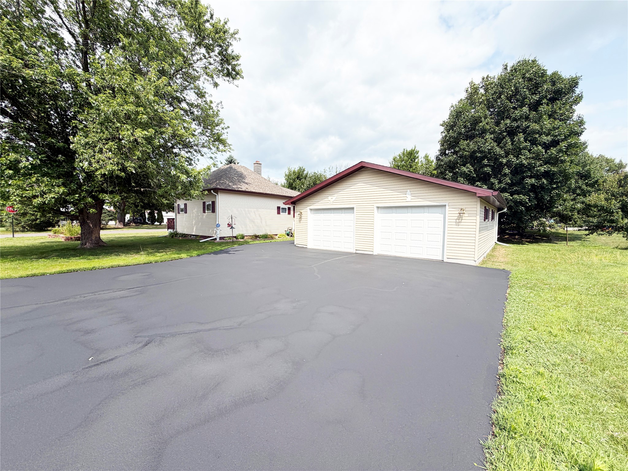 610 W Poplar Avenue Property Photo 2