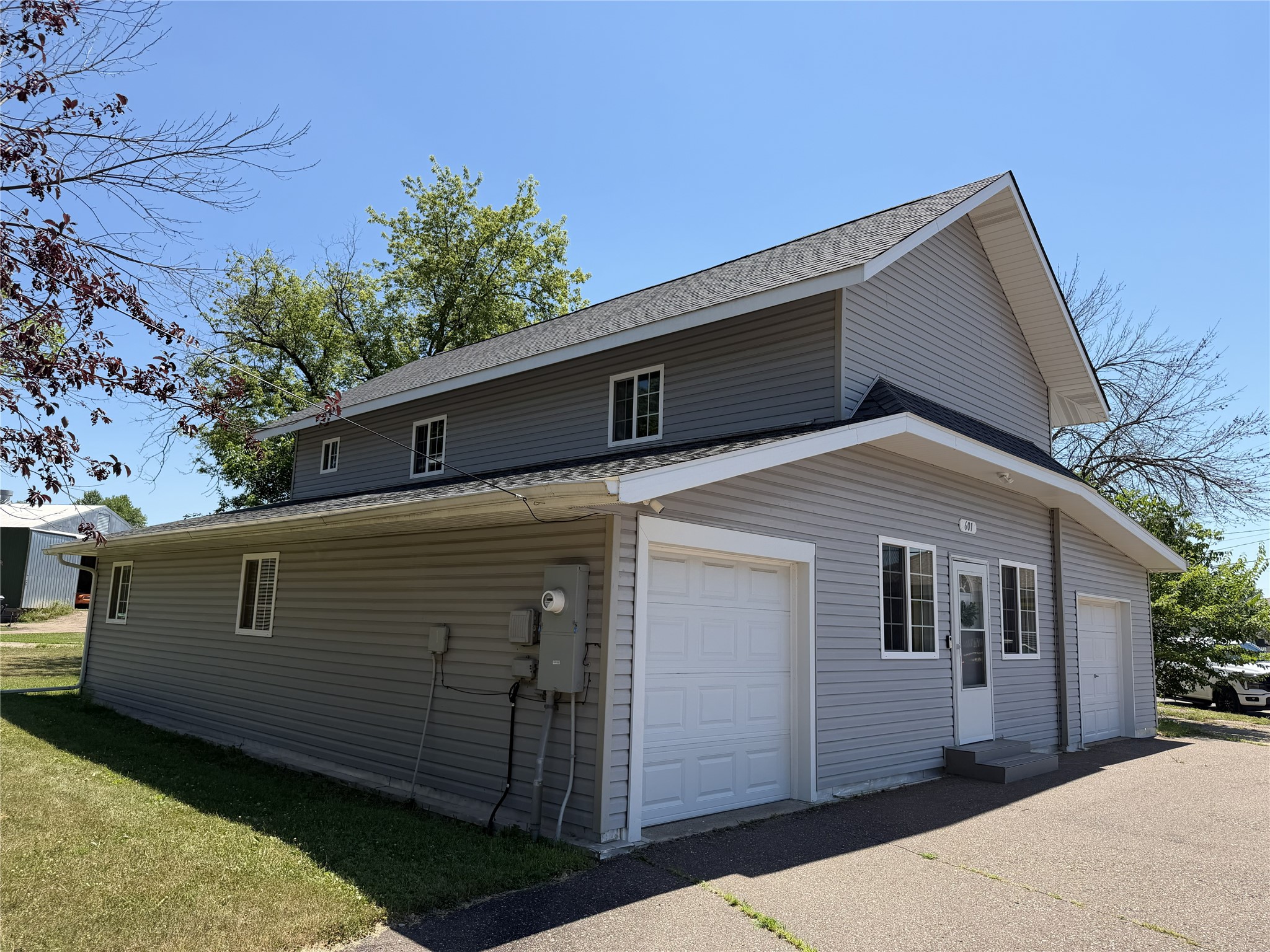 601 E Grand Avenue Property Photo 29