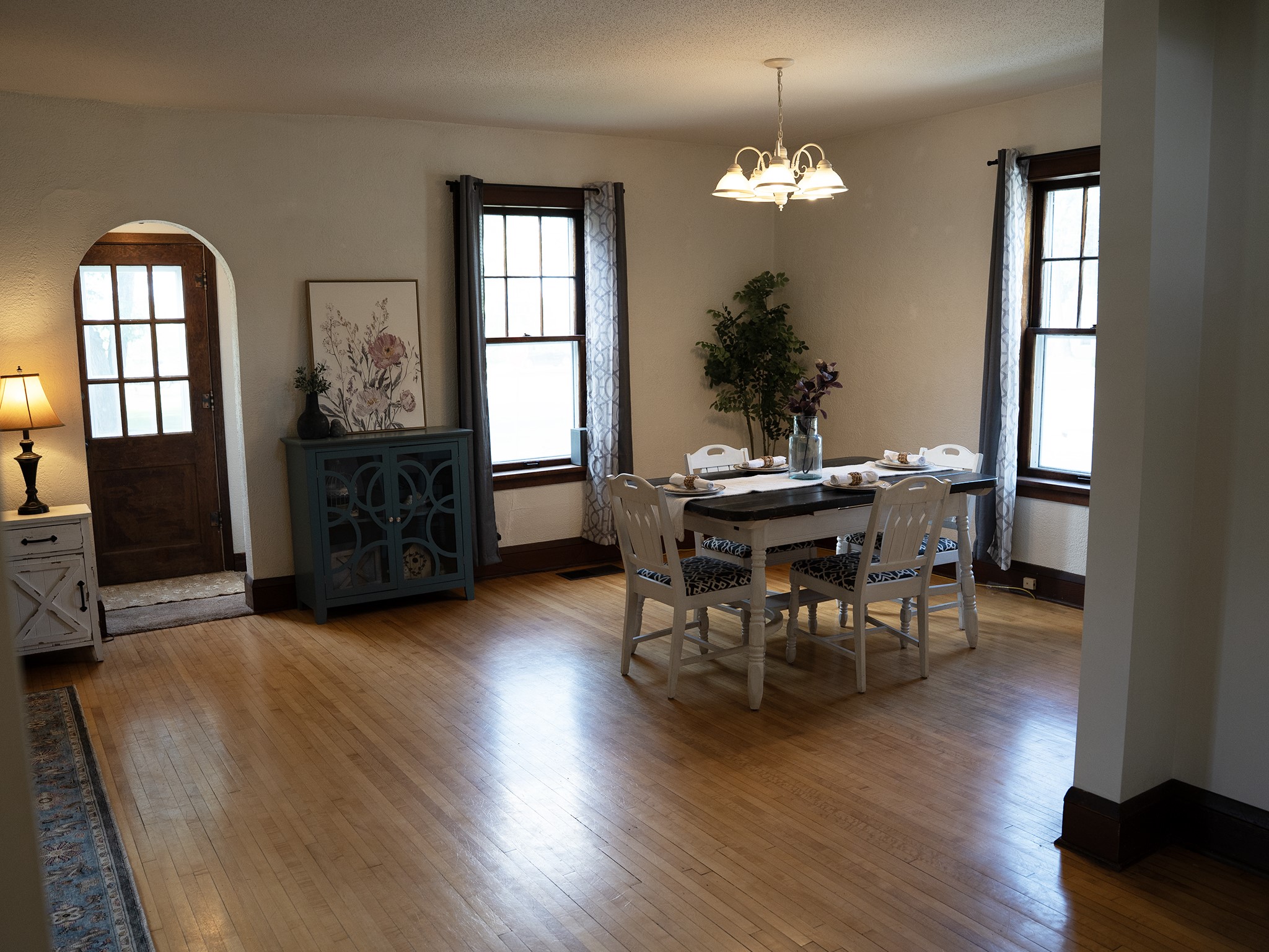 619 E Wells Street Property Photo 4