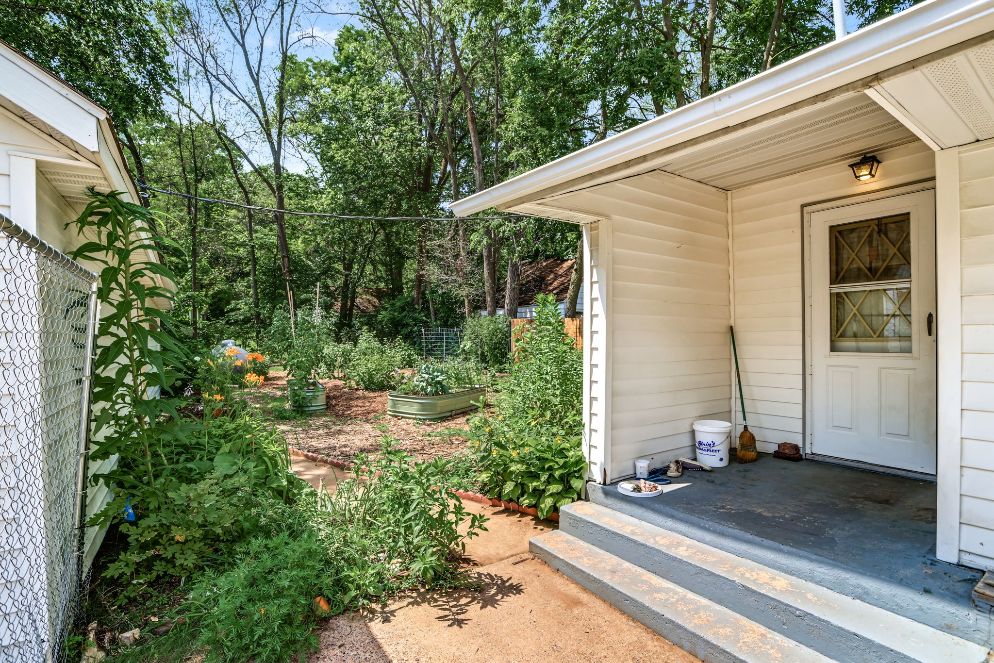 238 Illinois Street Property Photo 17