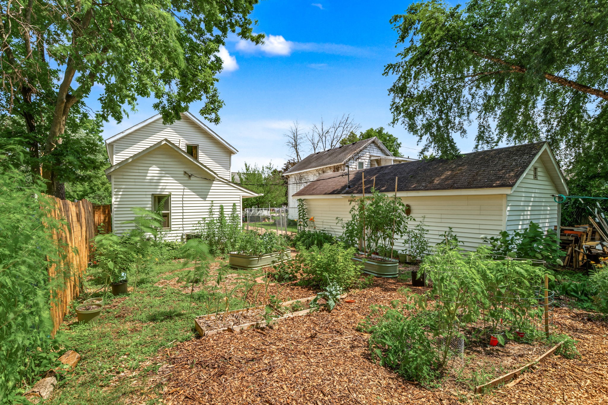 238 Illinois Street Property Photo 18