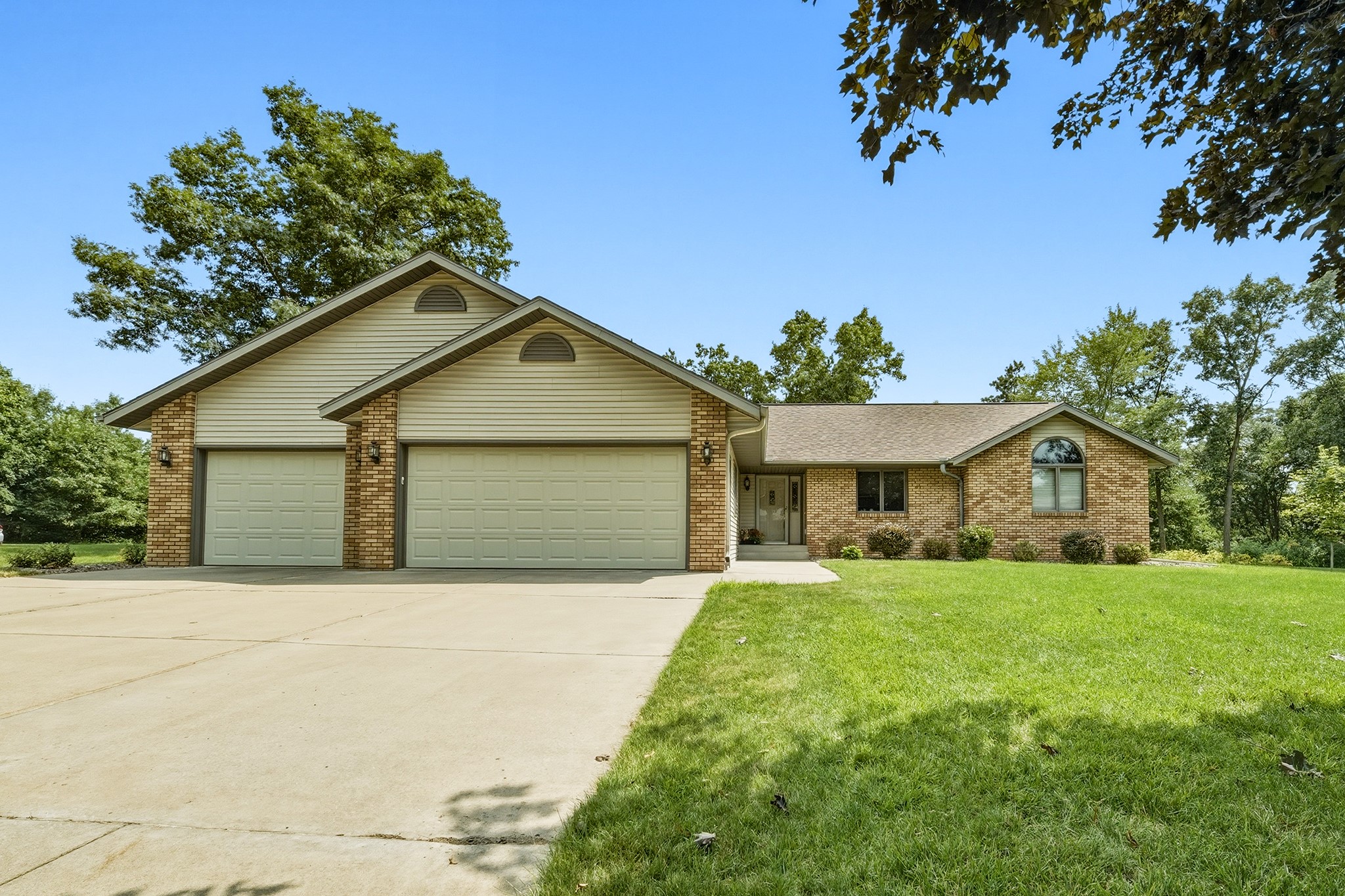 1407 Woodridge Drive Property Photo 1