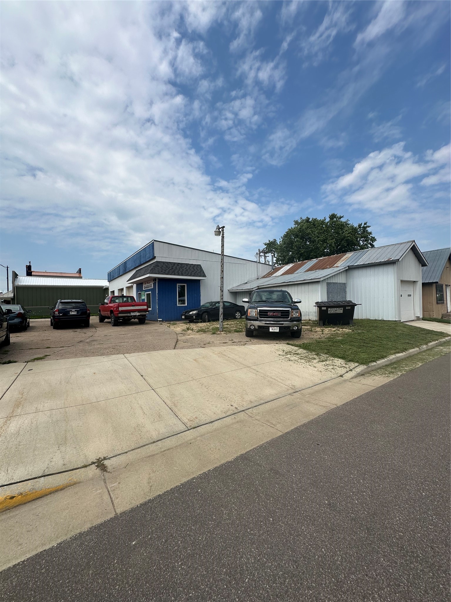 102 W Broadway Street Property Photo 4