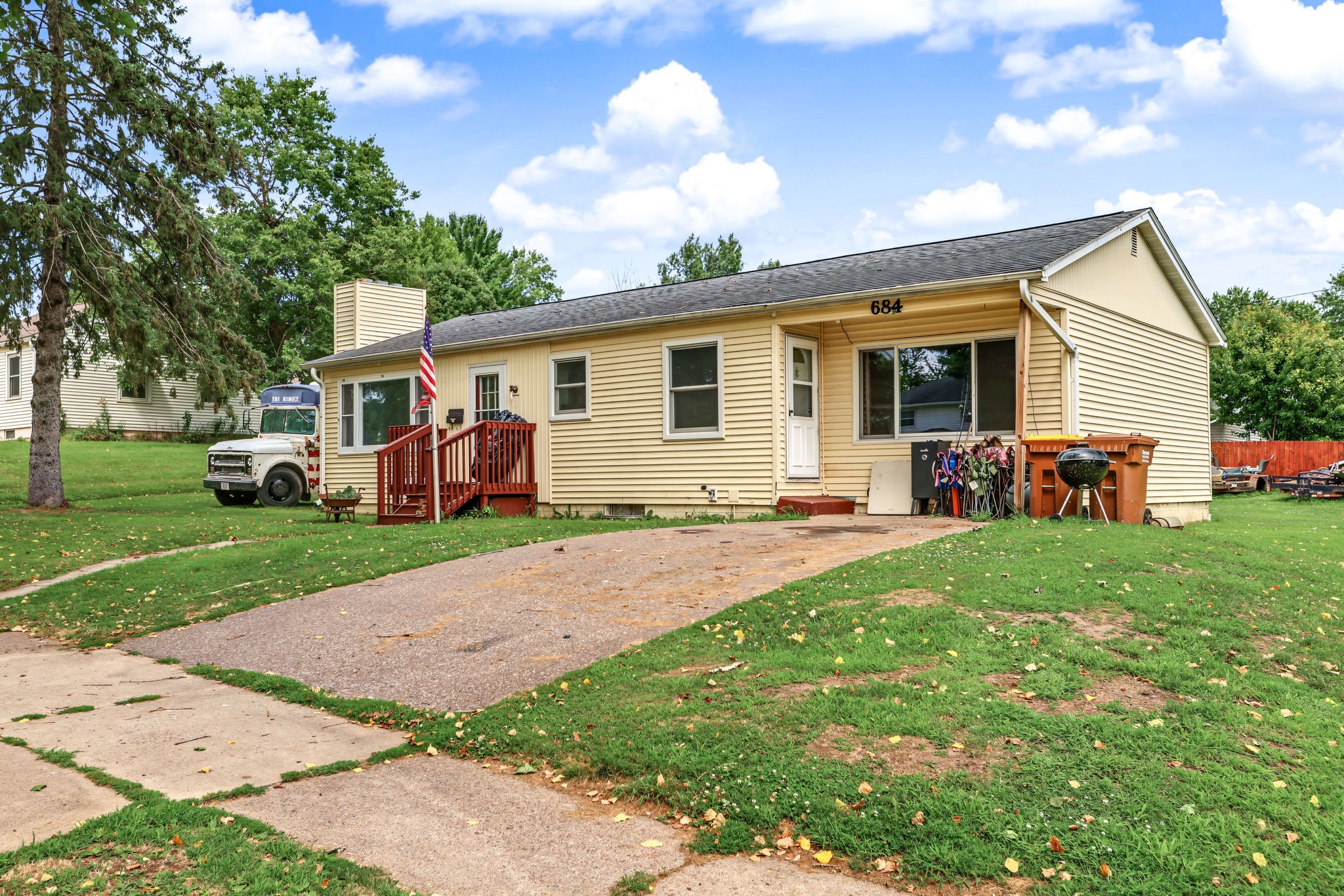 684 N Jackson Street Property Photo 3