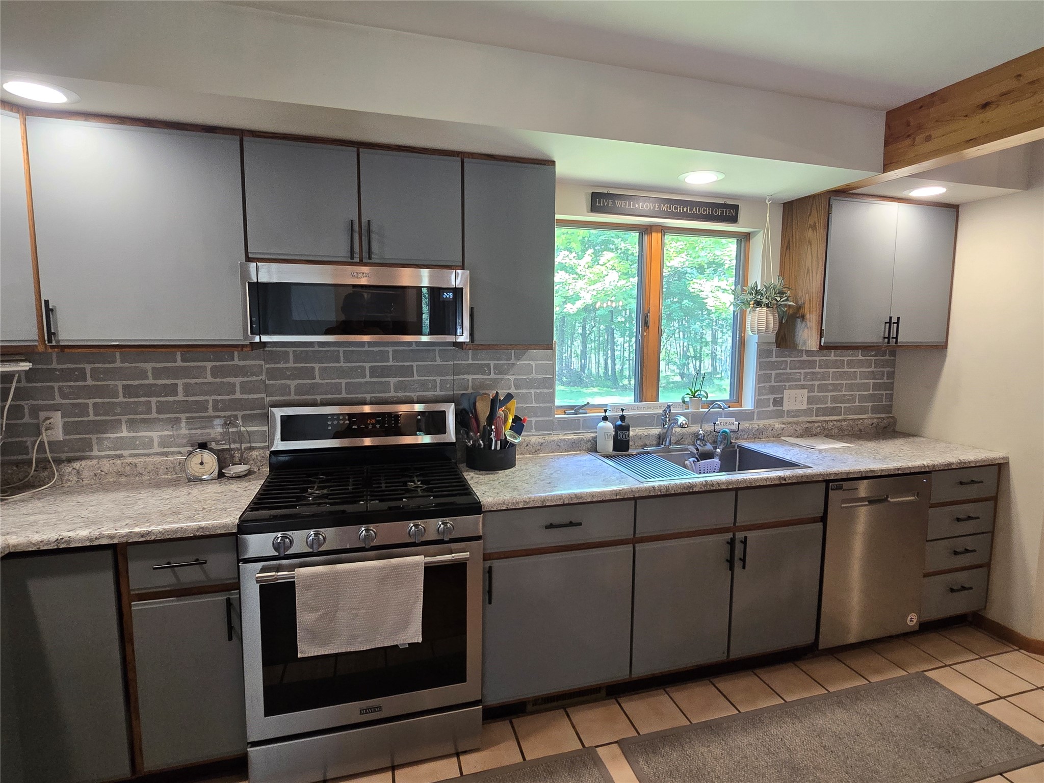 660 27 3/4 Street Property Photo 18