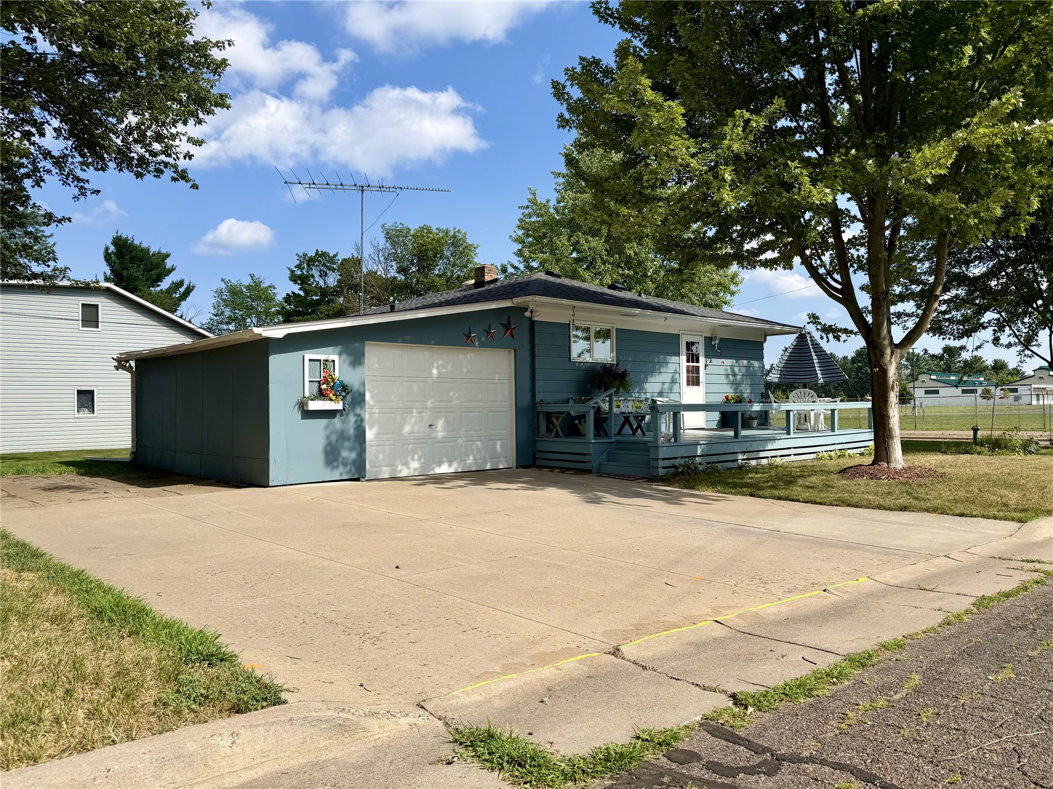 404 Edward Street Property Photo 2